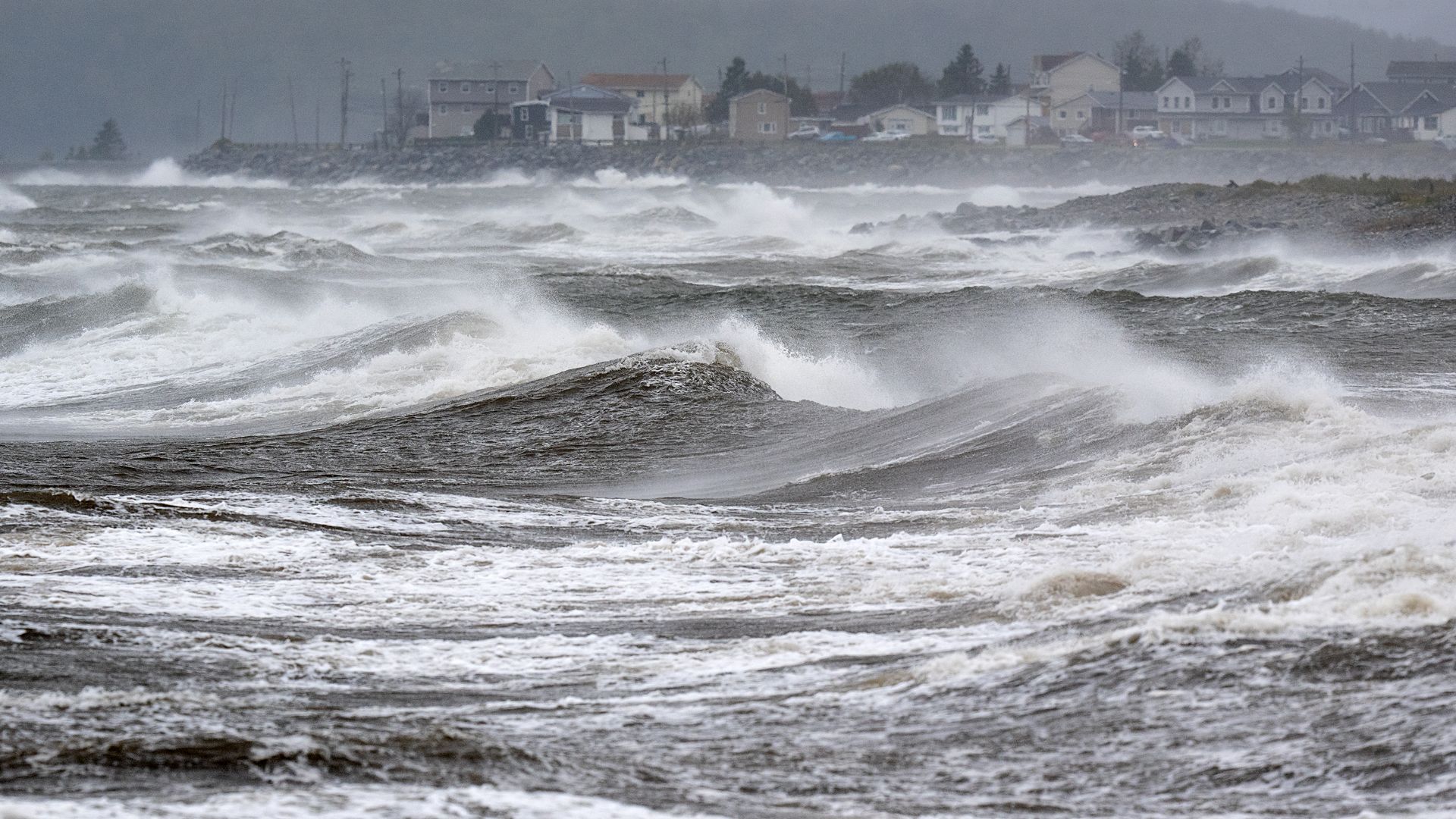 Des vagues cognaient aux portes de la Nouvelle-Écosse, tôt dans la journée de samedi.