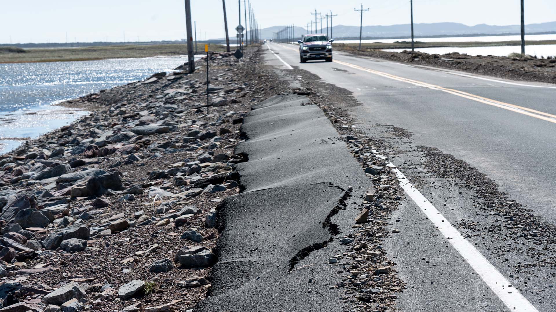 Les dommages aux routes à Pointe-aux-Loups sont illustrés aux Îles-de-la-Madeleine, au Québec, le dimanche 25 septembre 2022.