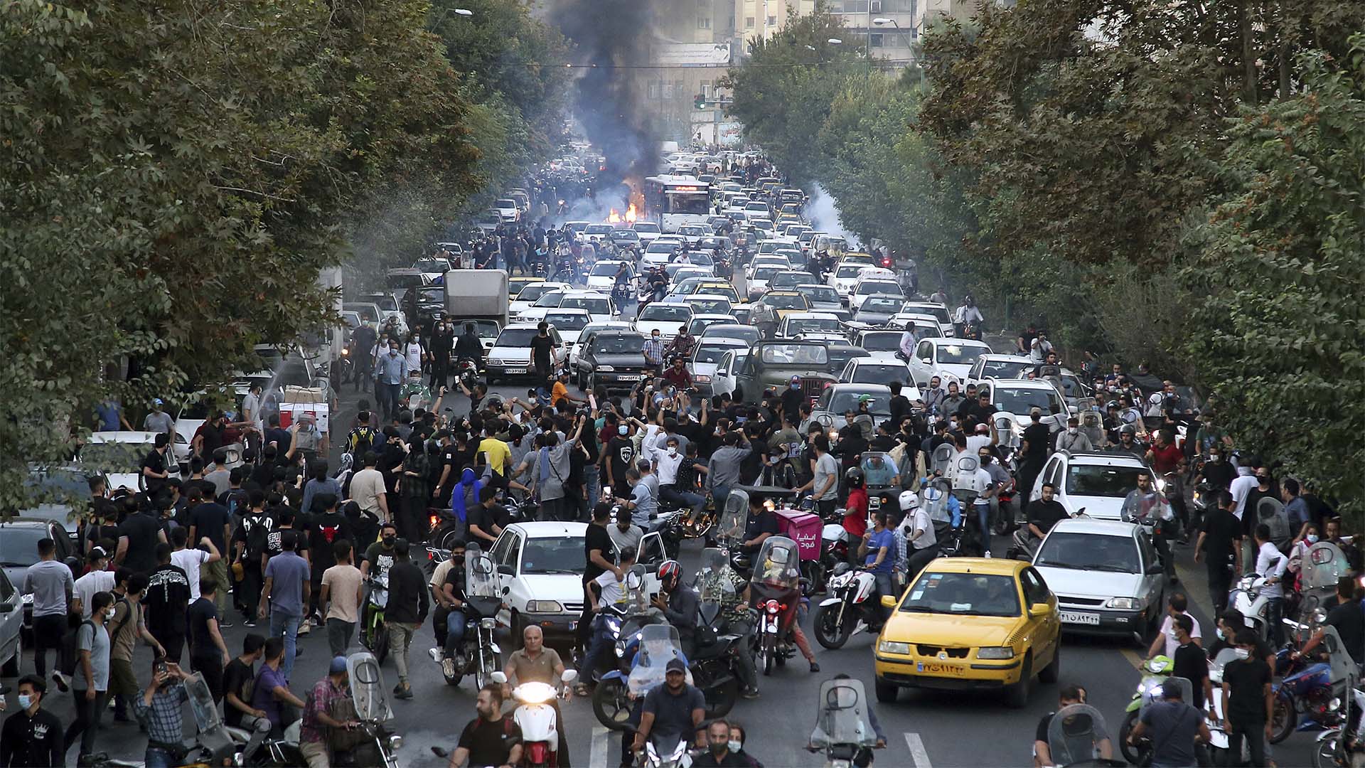 Des manifestants scandent des slogans lors d'une manifestation contre la mort d'une femme détenue par la police des mœurs, au centre-ville de Téhéran, Iran. 