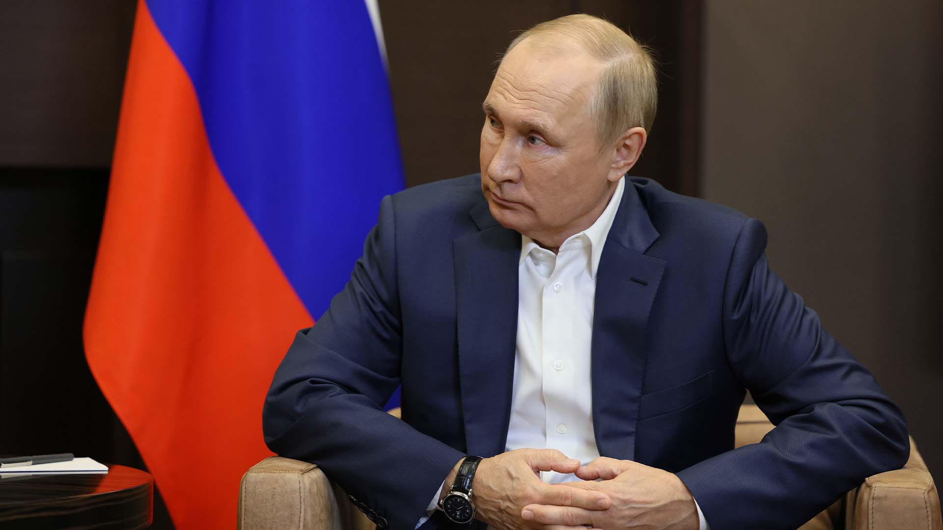 Le président russe Vladimir Poutine écoute le président biélorusse Alexandre Loukachenko lors de leur rencontre à Sotchi, en Russie, le lundi 26 septembre 2022.