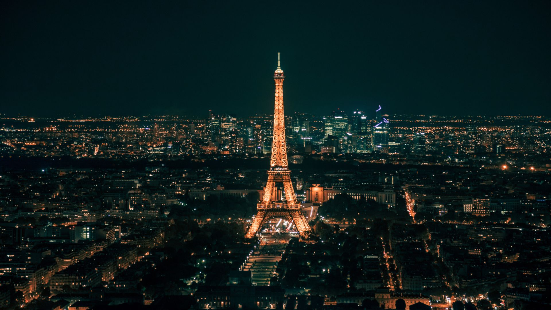 Paris, la Ville Lumière, porte bien son nom.