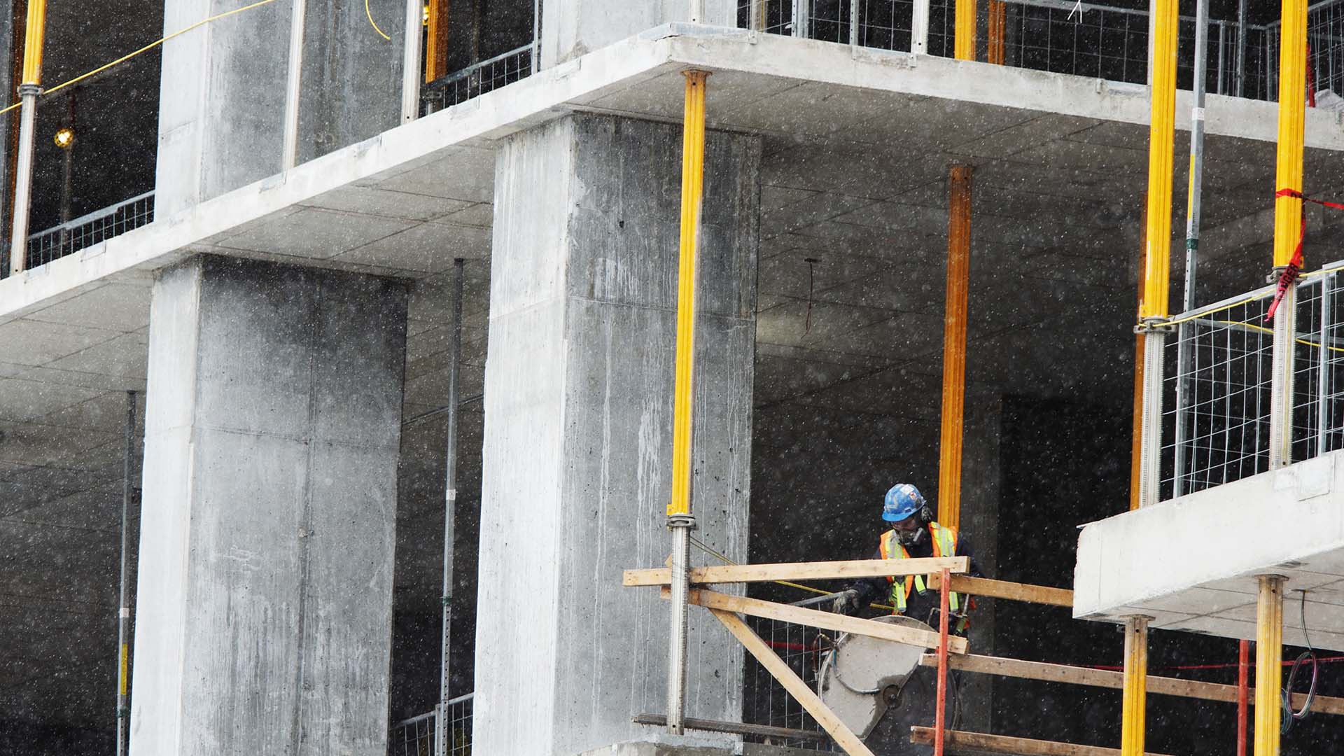 Les employeurs du Québec, de l'Ontario et de la Colombie-Britannique projettent les hausses de salaire les plus importantes, tandis que les prévisions les plus faibles ont été observées au Yukon, au Nunavut et à l'Île-du-Prince-Édouard. Sur la photo, un travailleur de la construction à Montréal, en 2021.