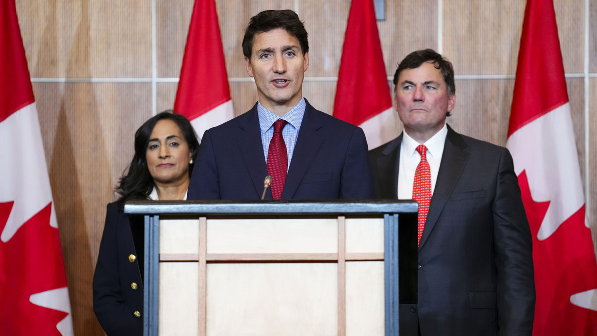 Le premier ministre Justin Trudeau est accompagné de la ministre de la Défense nationale Anita Anand et du ministre des Affaires intergouvernementales, de l'Infrastructure et des Collectivités Dominic LeBlanc lors d'une conférence de presse à Ottawa le lundi 26 septembre 2022.