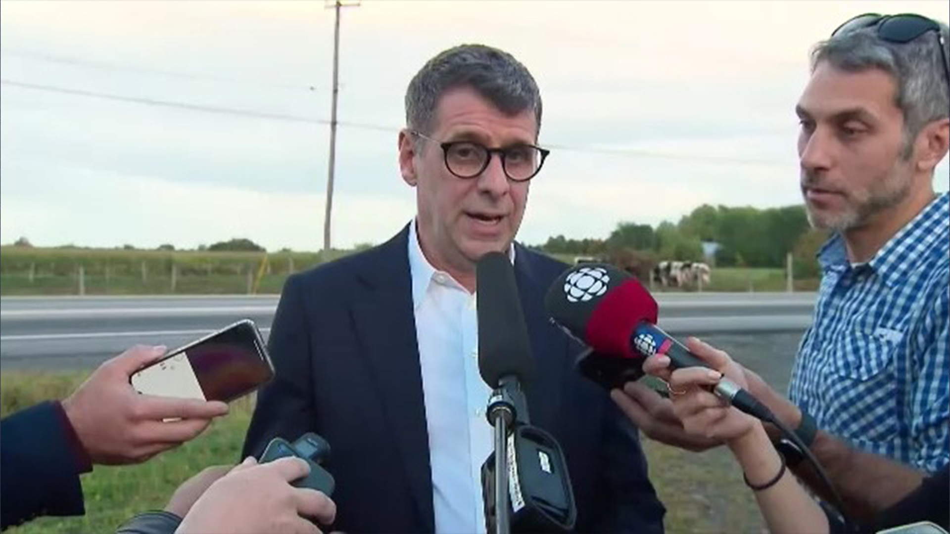 Le chef du Parti conservateur du Québec, Éric Duhaime, répond aux questions des médias, le mardi 27 septembre 2022, au sujet de ses remarques passées concernant la construction d'un mur entre les frontières américaine et canadienne.