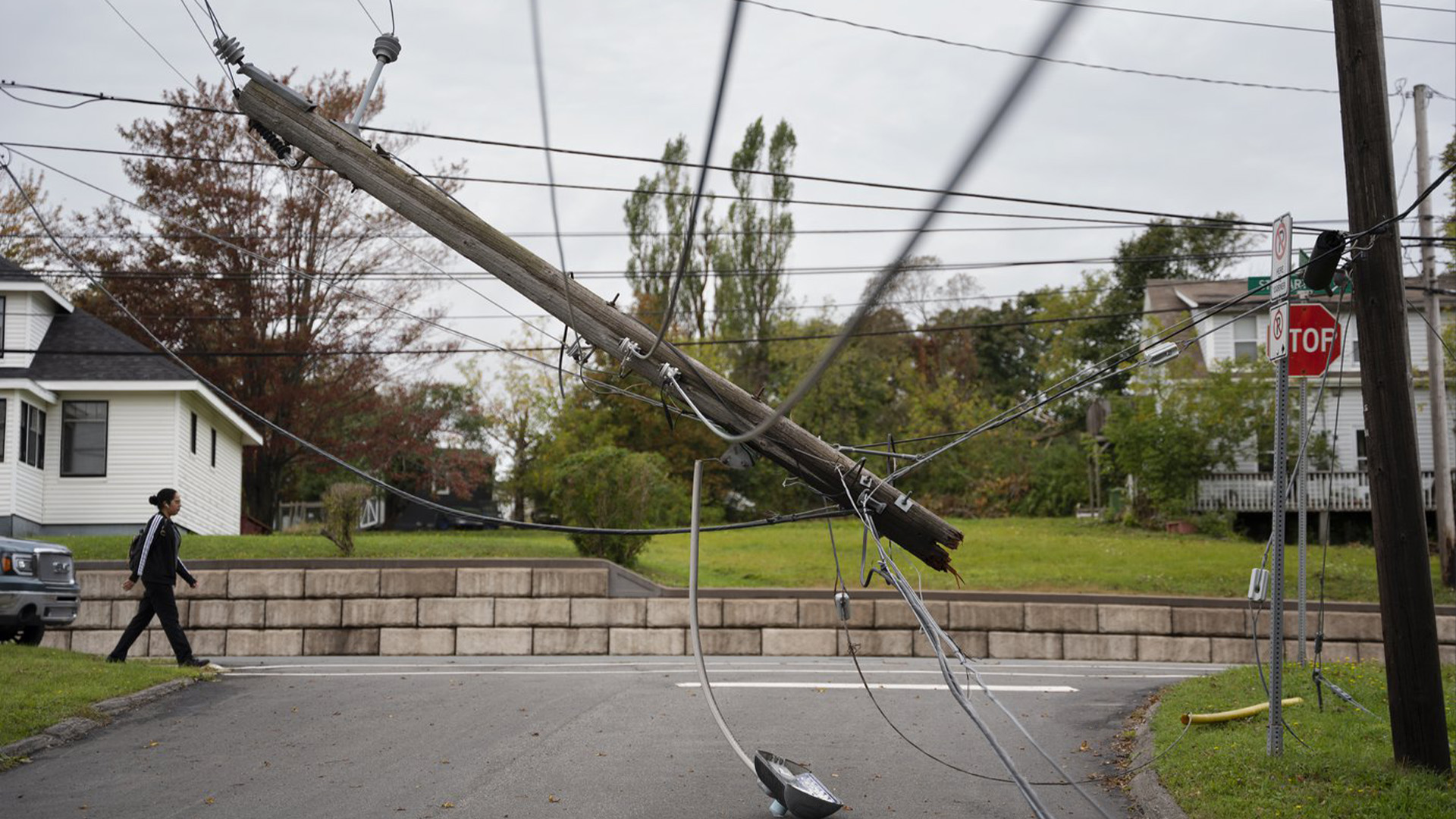 Un poteau électrique cassé est suspendu au-dessus d'une rue à New Glasgow, en Nouvelle-Écosse. le mercredi 28 septembre 2022 suite à d'importants dégâts apportés par la tempête post-tropicale Fiona.