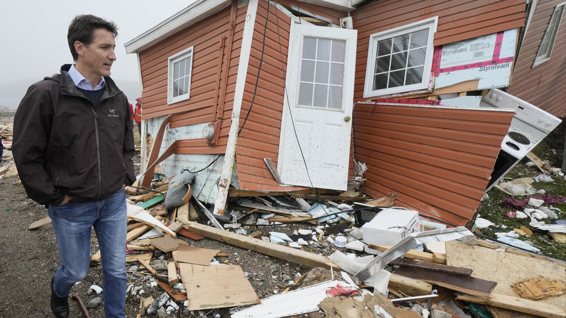 Le premier ministre Justin Trudeau visite les dommages causés par la tempête post-tropicale Fiona à Port aux Basques, T.-N.-L. le mercredi 28 septembre 2022.