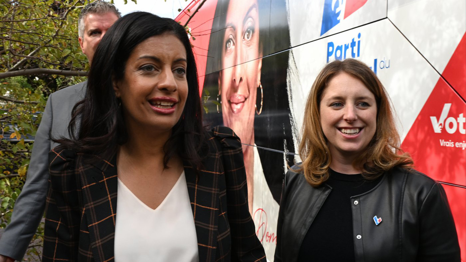 La cheffe libérale du Québec Dominique Anglade, à gauche, et la candidate locale Julie White sortent de l'autobus de campagne pour une conférence de presse le mercredi 28 septembre 2022 à Québec.