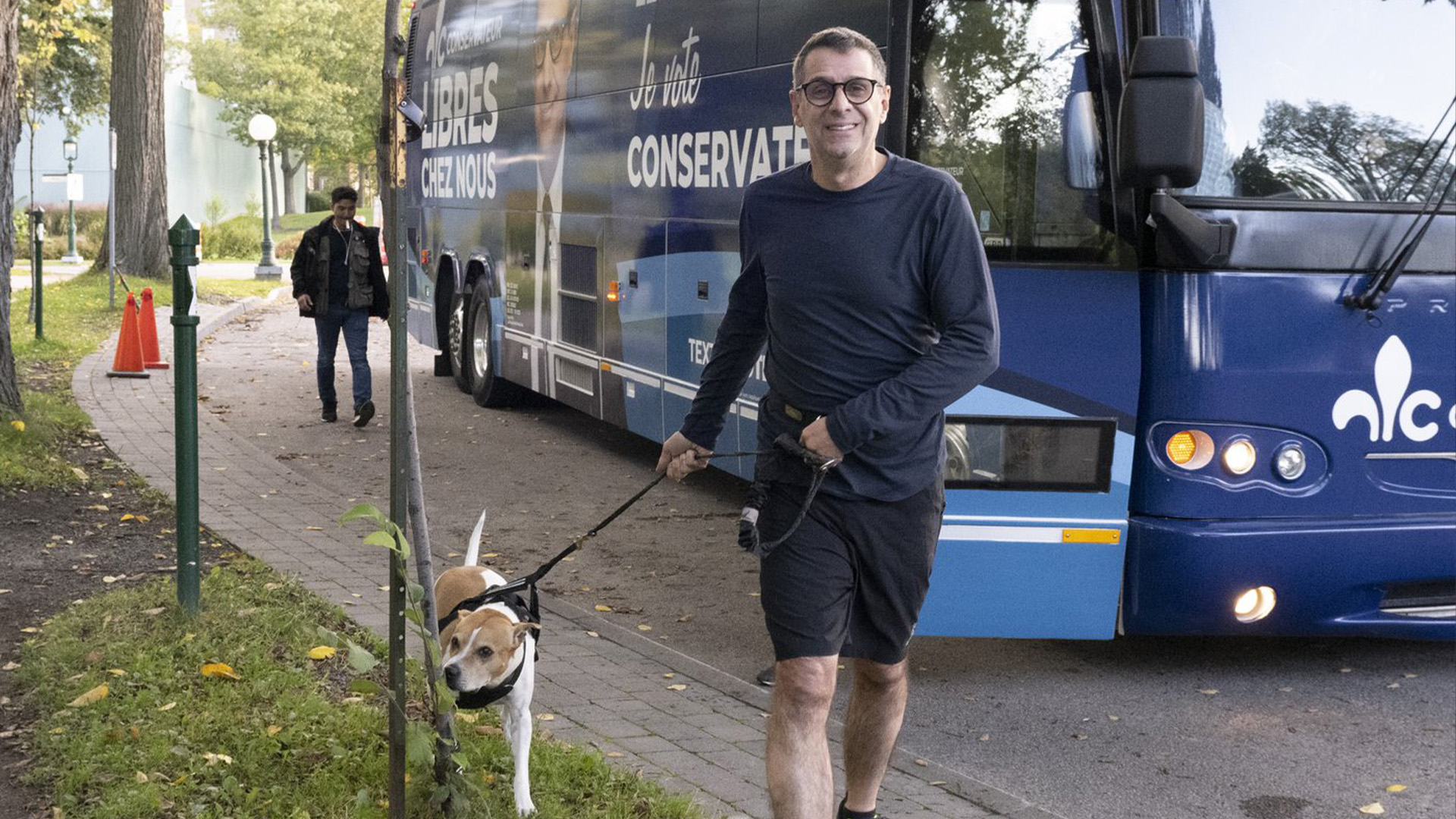 Le chef conservateur du Québec, Éric Duhaime, sort de son autobus de campagne avec son chien Mia pour faire une course matinale avec des partisans sur les plaines d'Abraham, le jeudi 29 septembre 2022 à Québec.