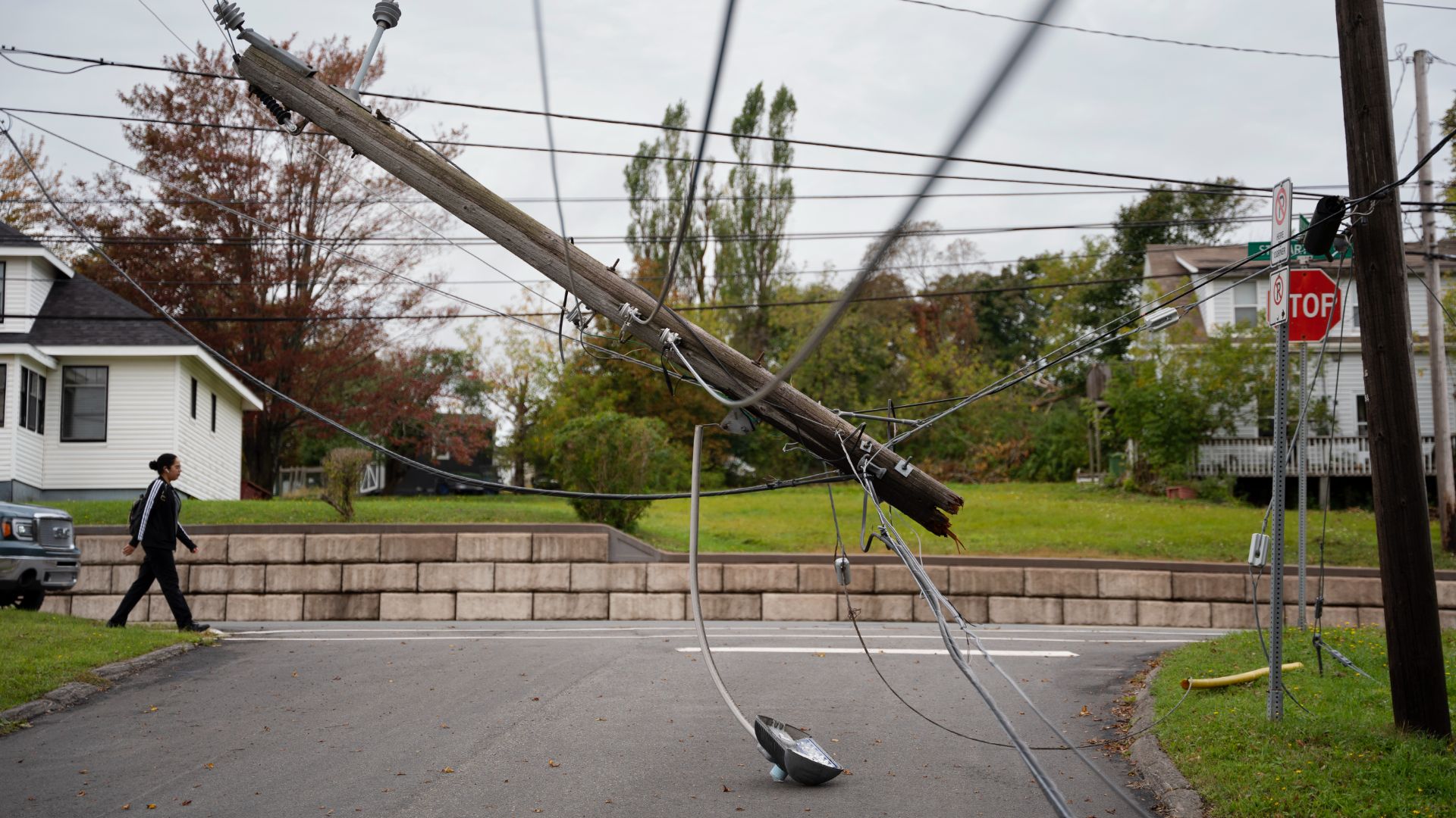 Un poteau électrique pend au-dessus d'une rue à New Glasgow, en Nouvelle-Écosse, le 28 septembre. 