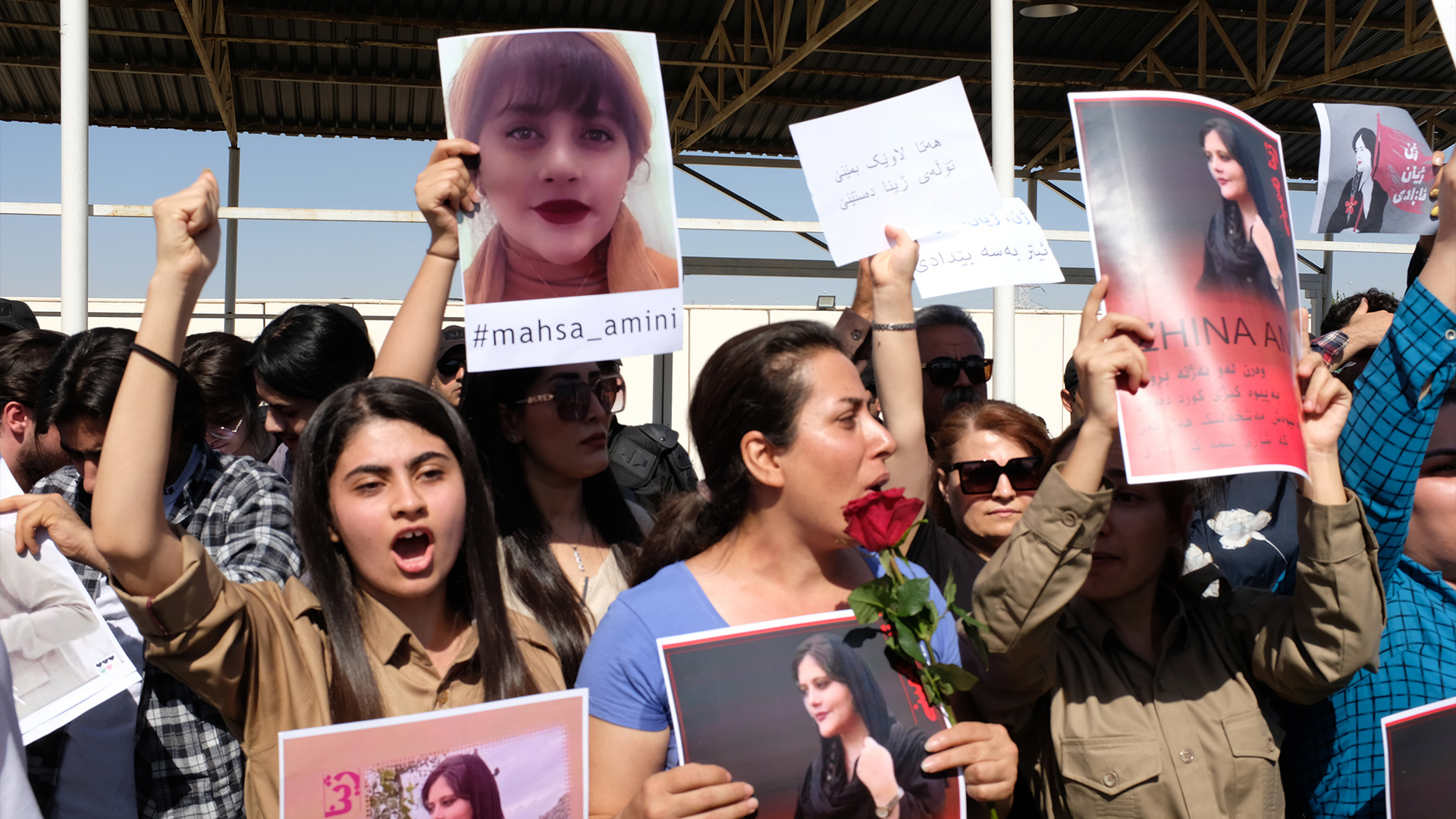 Des manifestants se rassemblent devant le siège de l'ONU à Erbil le 24 septembre 2022 pour protester contre la mort de Masha Amini, qui était tombée dans le coma pendant trois jours après avoir été détenue par la police des mœurs à Téhéran, en Iran.