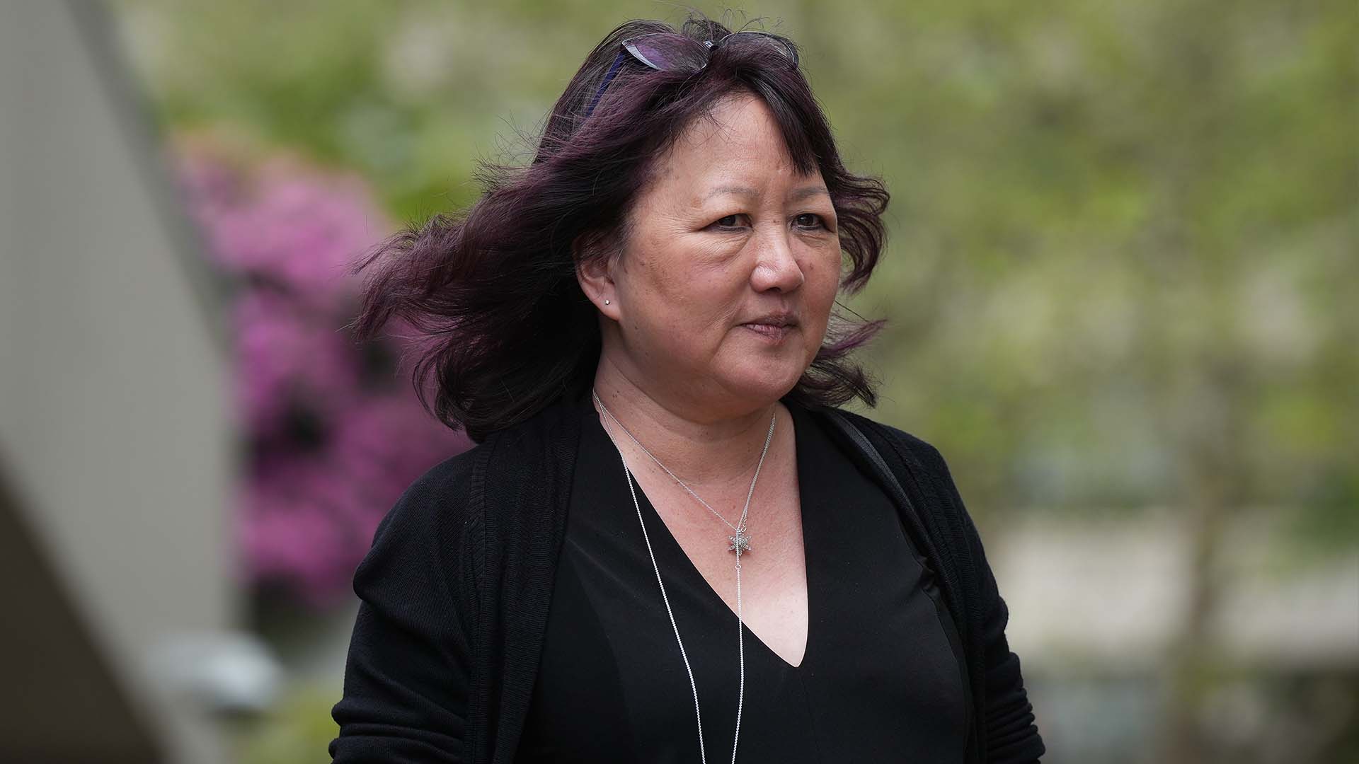 Carol Todd quitte la Cour suprême de la Colombie-Britannique pendant une pause dans le procès d'un Néerlandais accusé d'avoir extorqué et harcelé sa défunte fille adolescente Amanda Todd, qui s'est suicidée en 2012, à New Westminster, en Colombie-Britannique, le lundi 6 juin 2022.
