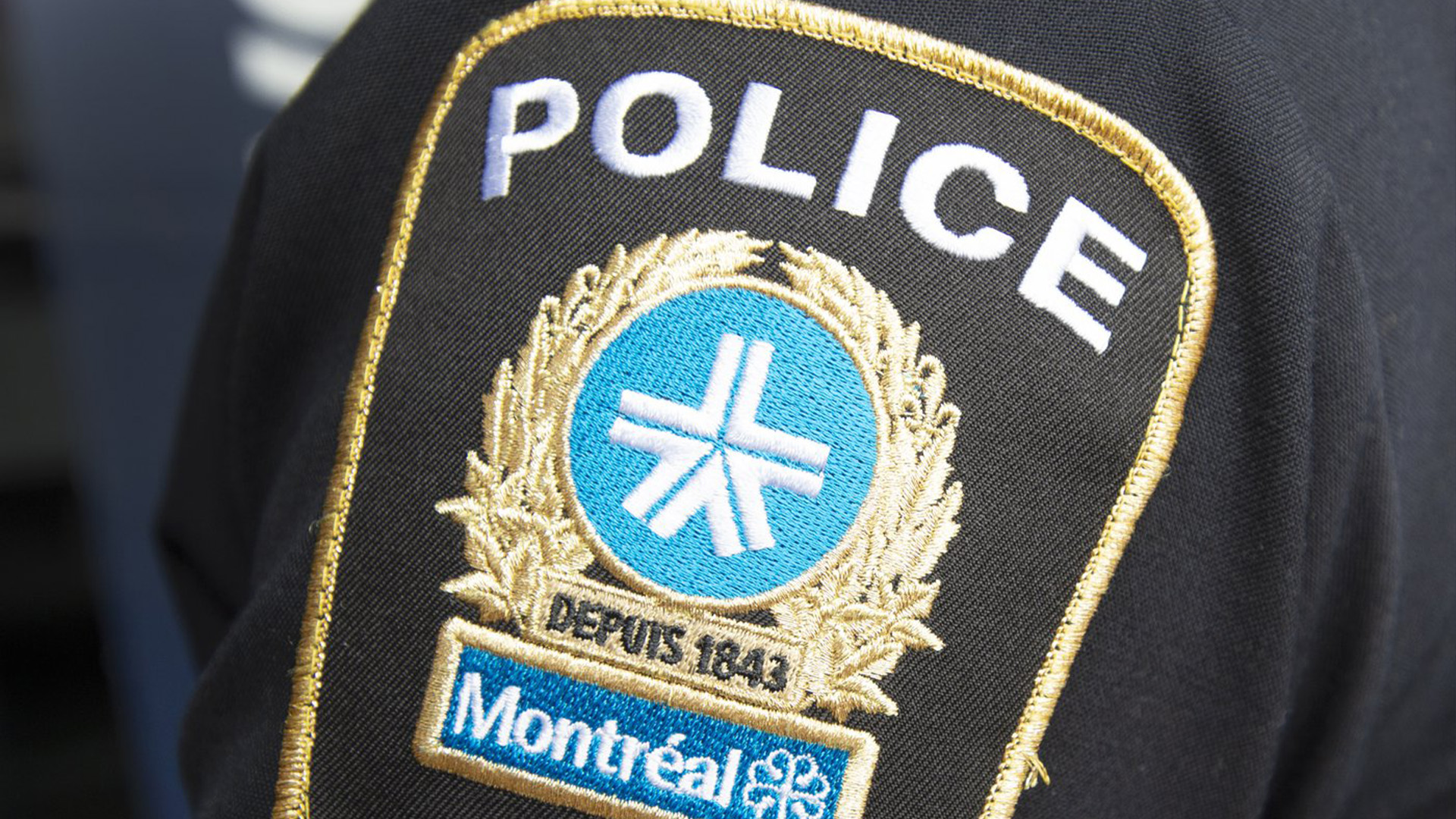 Un corps a été retrouvé dans un véhicule incendié dimanche soir dans l’arrondissement de Ville-Marie, à Montréal.  