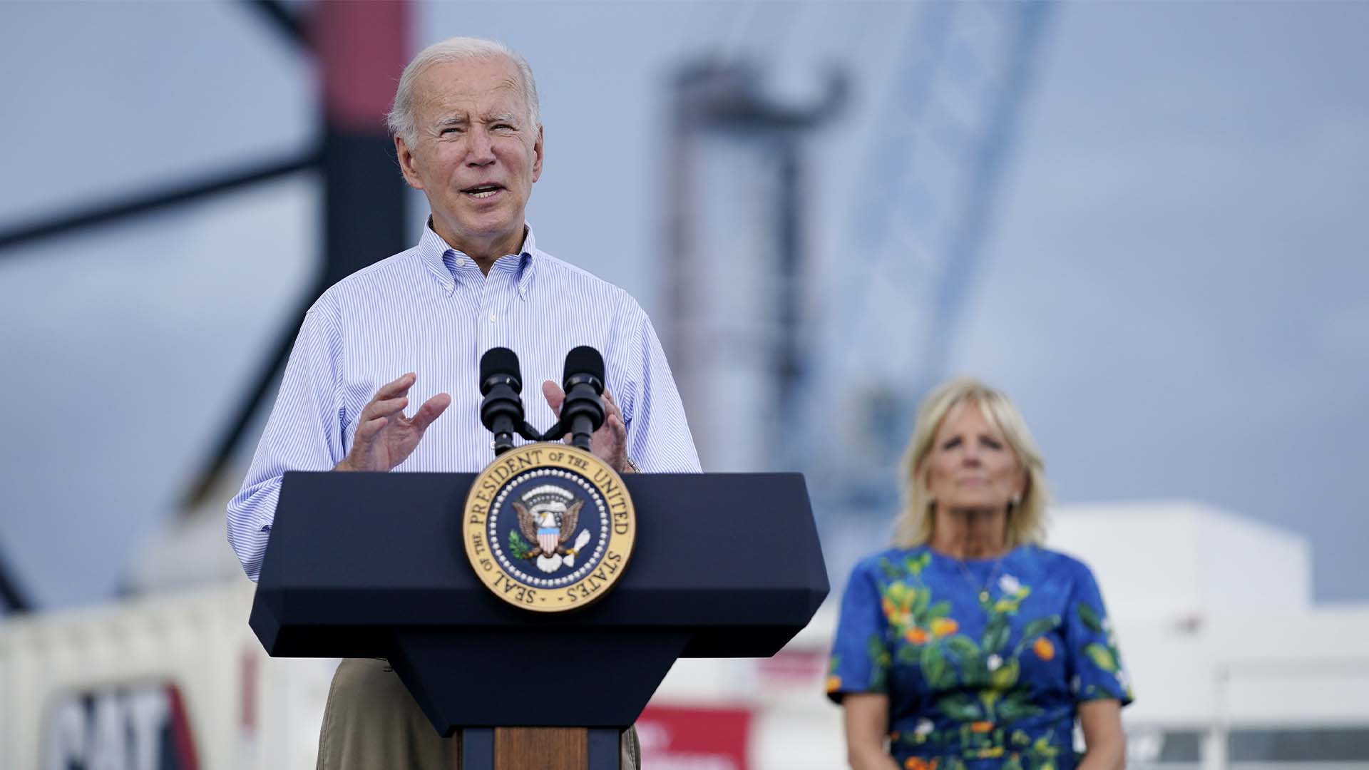 Le président Joe Biden, avec la première dame Jill Biden, prononce une allocution sur l'ouragan Fiona, le lundi 3 octobre 2022, à Ponce, Porto Rico. 