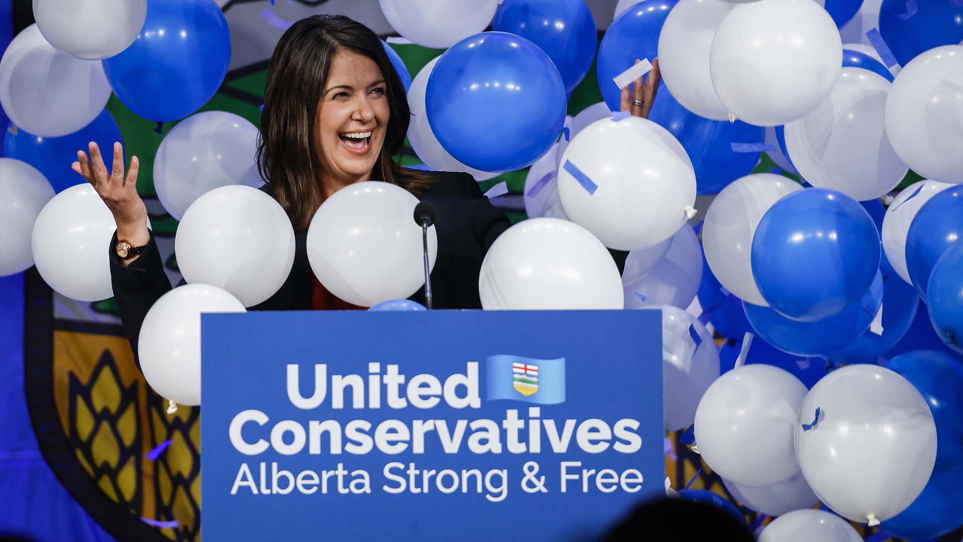 Danielle Smith célèbre après avoir été choisie comme nouvelle chef du Parti conservateur uni et prochaine première ministre de l'Alberta à Calgary, en Alberta, le jeudi 6 octobre 2022.