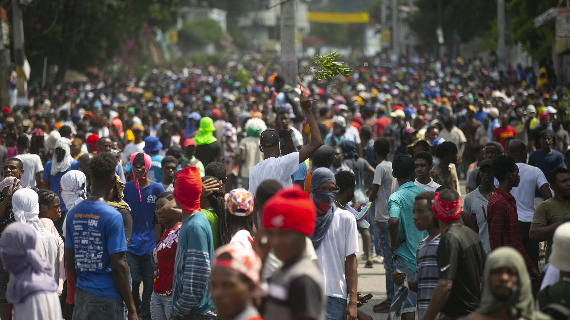 Des manifestants remplissent les rues lors d'une manifestation pour exiger la démission du Premier ministre Ariel Henry, dans le quartier Pétion-Ville de Port-au-Prince, Haïti, le lundi 3 octobre 2022.