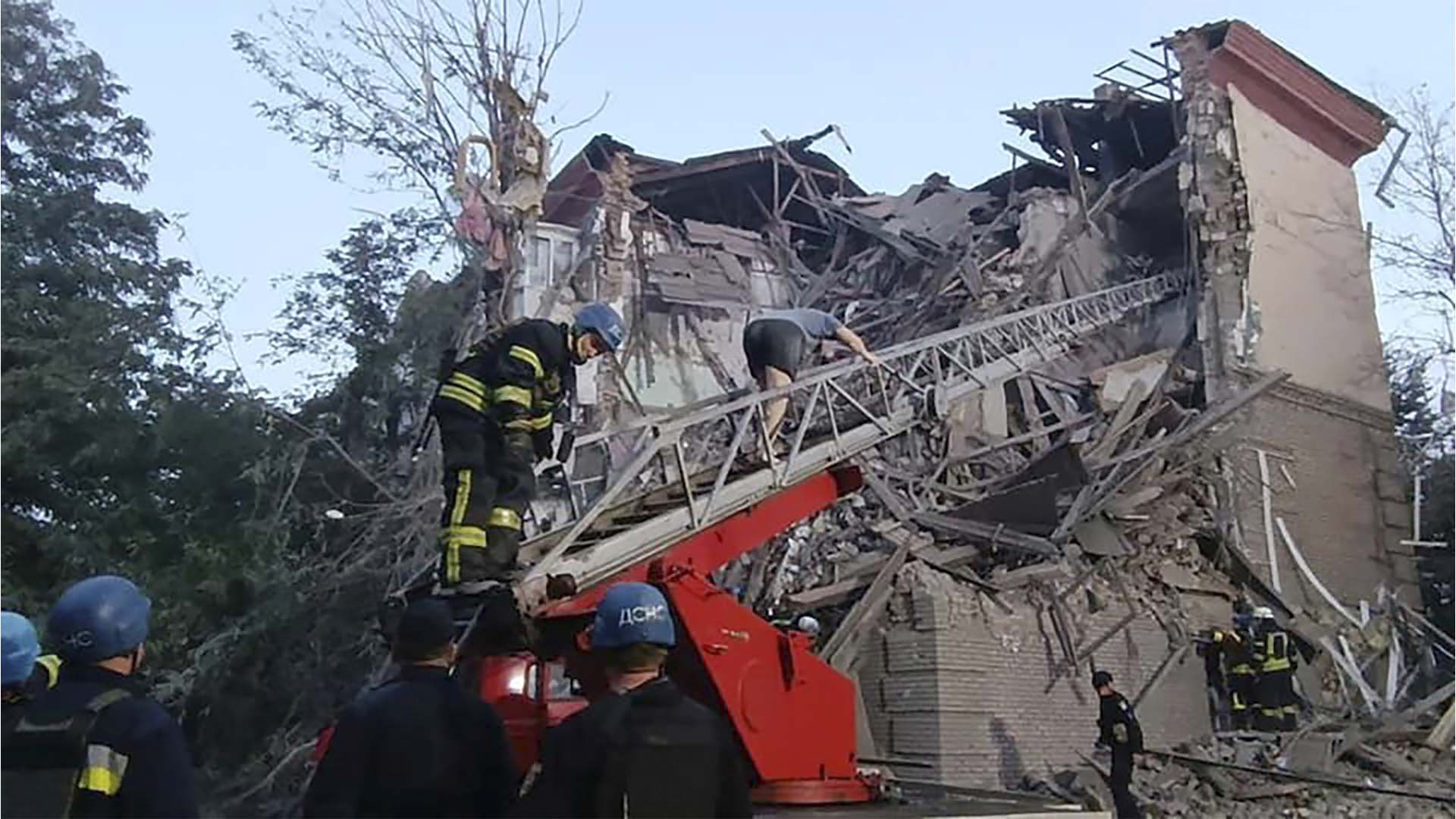 Sur cette photo fournie par les services d'urgence ukrainiens, des sauveteurs travaillent sur les lieux d'un bâtiment endommagé par des bombardements à Zaporizhzhia, en Ukraine, le jeudi 6 octobre 2022. (Service d'urgence ukrainien via AP)