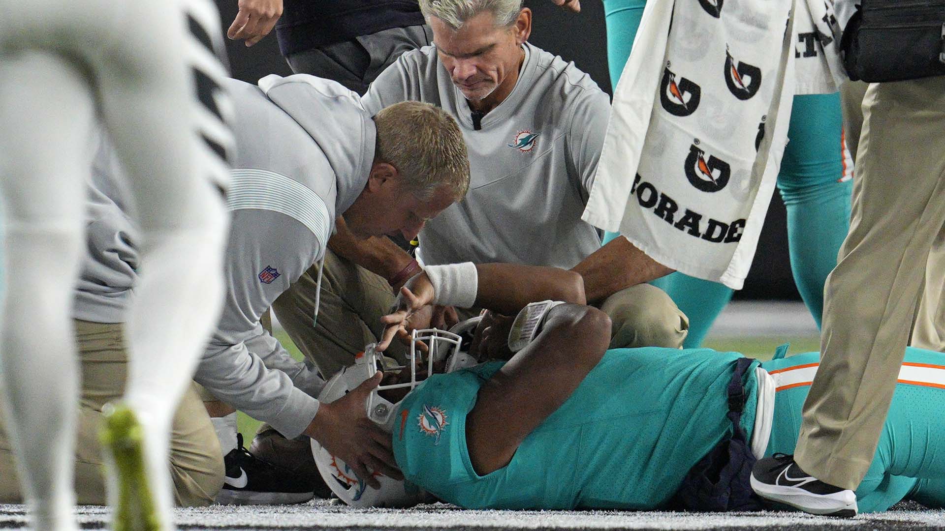 Le quarterback des Miami Dolphins, Tua Tagovailoa, est examiné pendant la première mi-temps du match de football NFL de l'équipe contre les Cincinnati Bengals, jeudi 29 septembre 2022, à Cincinnati.