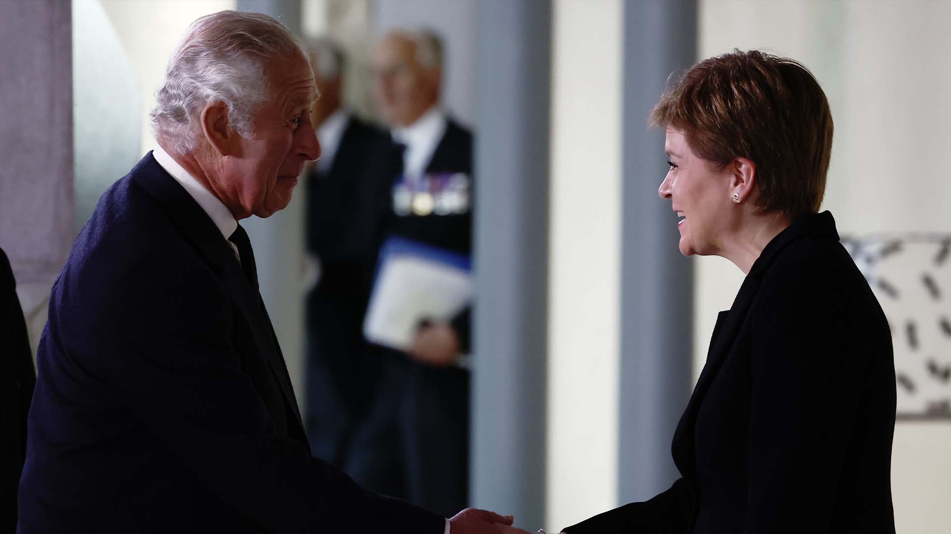 Le roi Charles III est salué par le premier ministre écossais Nicola Sturgeon avant de recevoir une motion de condoléances au Parlement écossais à Holyrood, Édimbourg,  le 12 septembre 2022.
