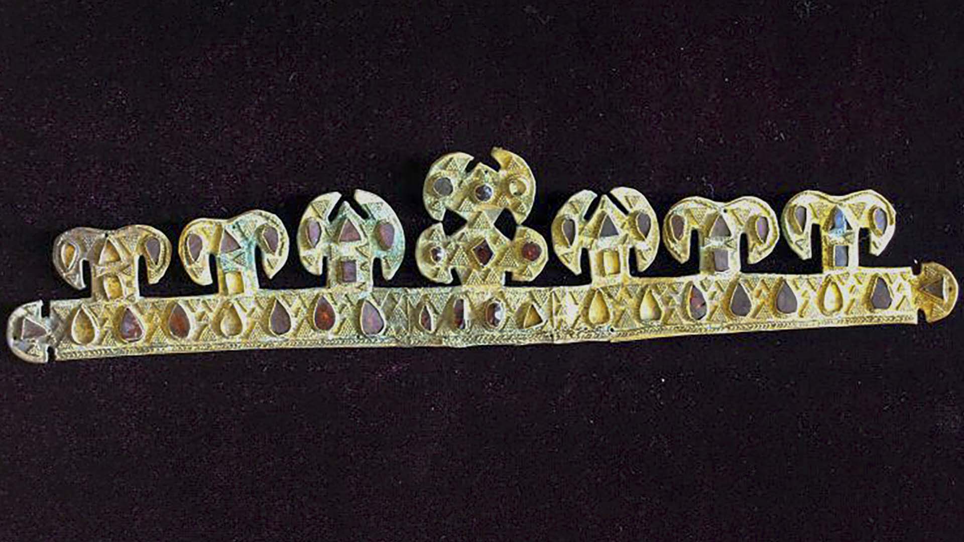 Le diadème en or vieux de 1 500 ans, incrusté de pierres précieuses, l'un des objets les plus précieux au monde datant du règne sanguinaire d'Attila le Hun, est exposé dans un musée de Melitopol, en Ukraine, en novembre 2020.