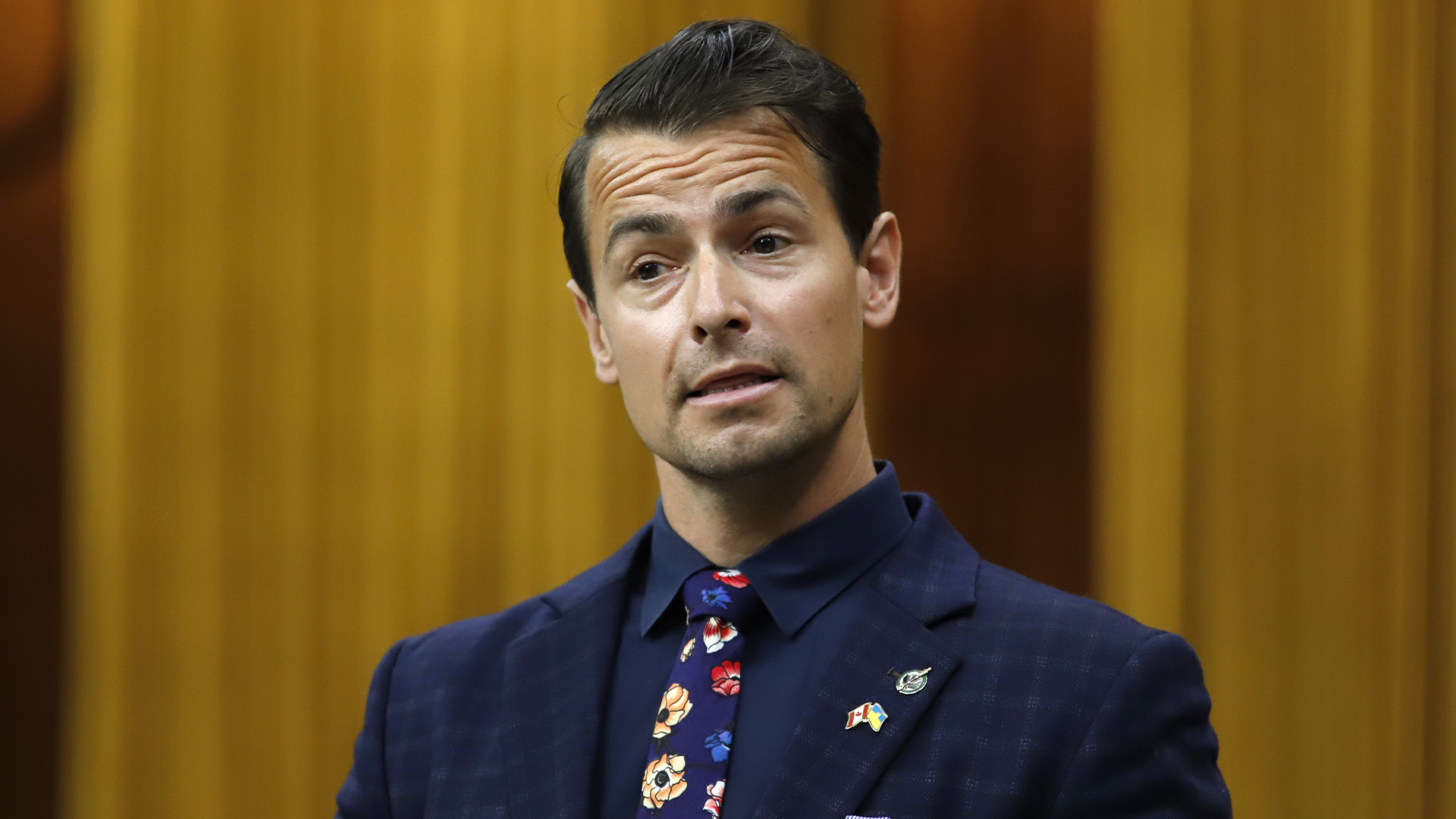 Le député libéral Adam van Koeverden se lève pendant la période des questions à la Chambre des communes sur la Colline du Parlement à Ottawa le vendredi 17 juin 2022.