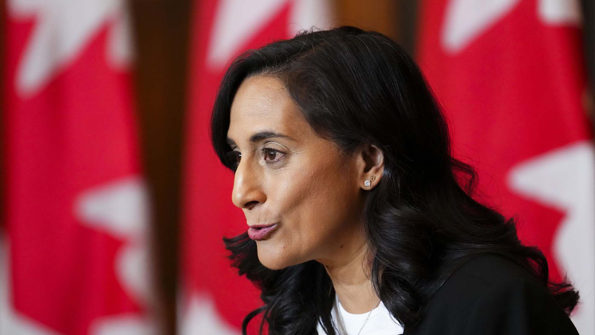 La ministre de la Défense nationale Anita Anand tient une conférence de presse à Ottawa le mardi 27 septembre 2022.