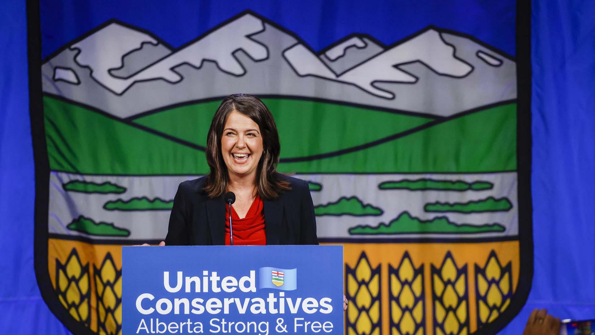 Danielle Smith doit prêter serment ce mardi à 14h00, heure locale, en tant que nouvelle première ministre de l’Alberta, à l’Assemblée législative à Edmonton. Elle se rendra disponible aux médias après la première réunion de son cabinet.