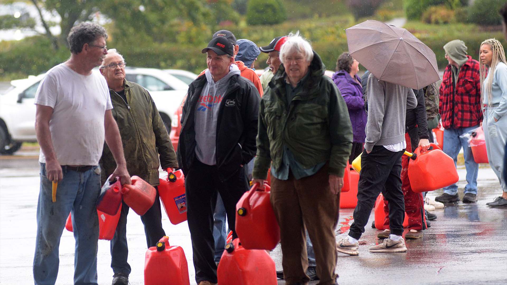 Les gens font la queue avec des jerricans pour acheter de l'essence après la tempête post-tropicale Fiona, à Charlottetown, le lundi 26 septembre 2022.