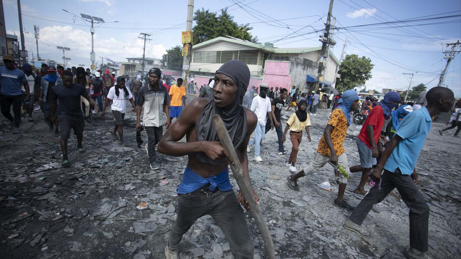 Un manifestant porte un morceau de bois simulant une arme lors d'une manifestation exigeant la démission du Premier ministre Ariel Henry, dans la région de Pétion-Ville de Port-au-Prince, Haïti, le 3 octobre 2022.