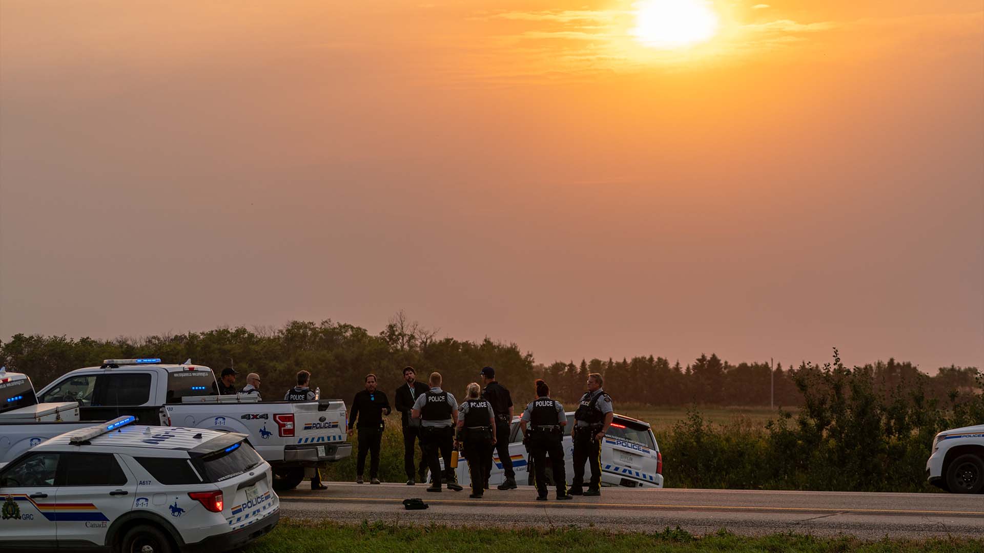 La police et les enquêteurs sont vus sur une route à l'extérieur de Rosthern, en Saskatchewan, le mercredi 7 septembre 2022.