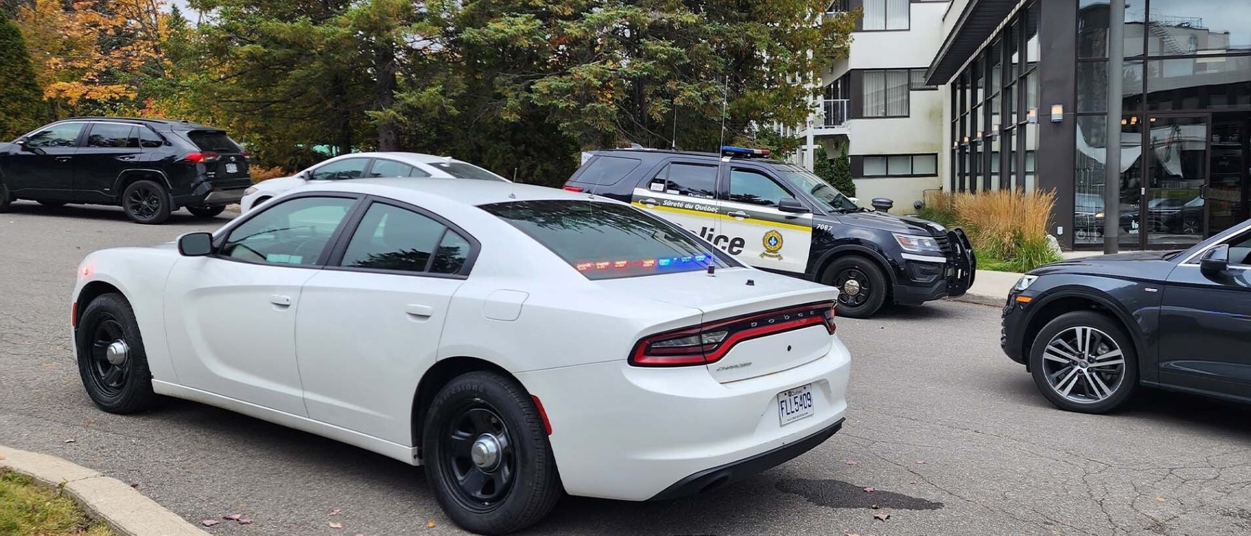 Des agents de la Sûreté du Québec répondent à une fusillade près de l'Esterel Resort à Esterel, au Québec. le vendredi 7 octobre 2022. 