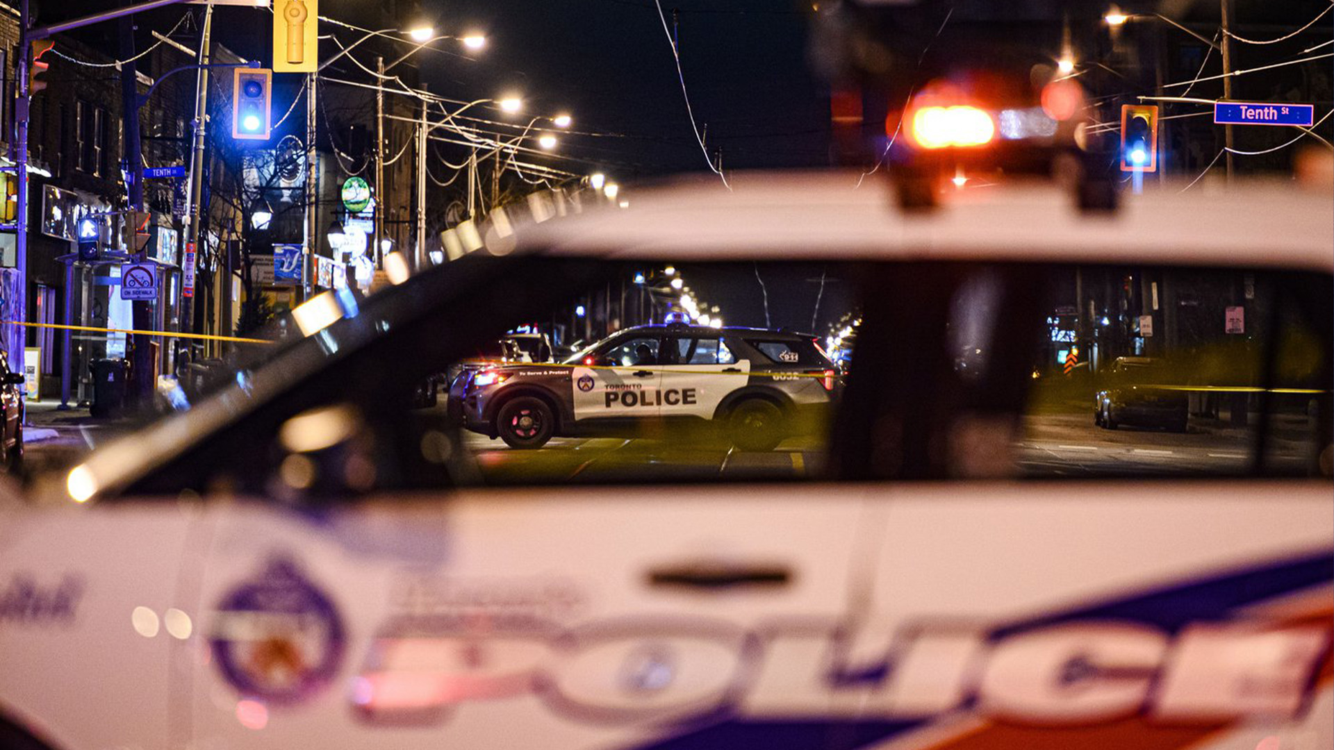 Deux policiers sont morts au nord de Toronto dans une fusillade survenue alors qu'ils répondaient à un appel lié à des perturbations, mardi soir.