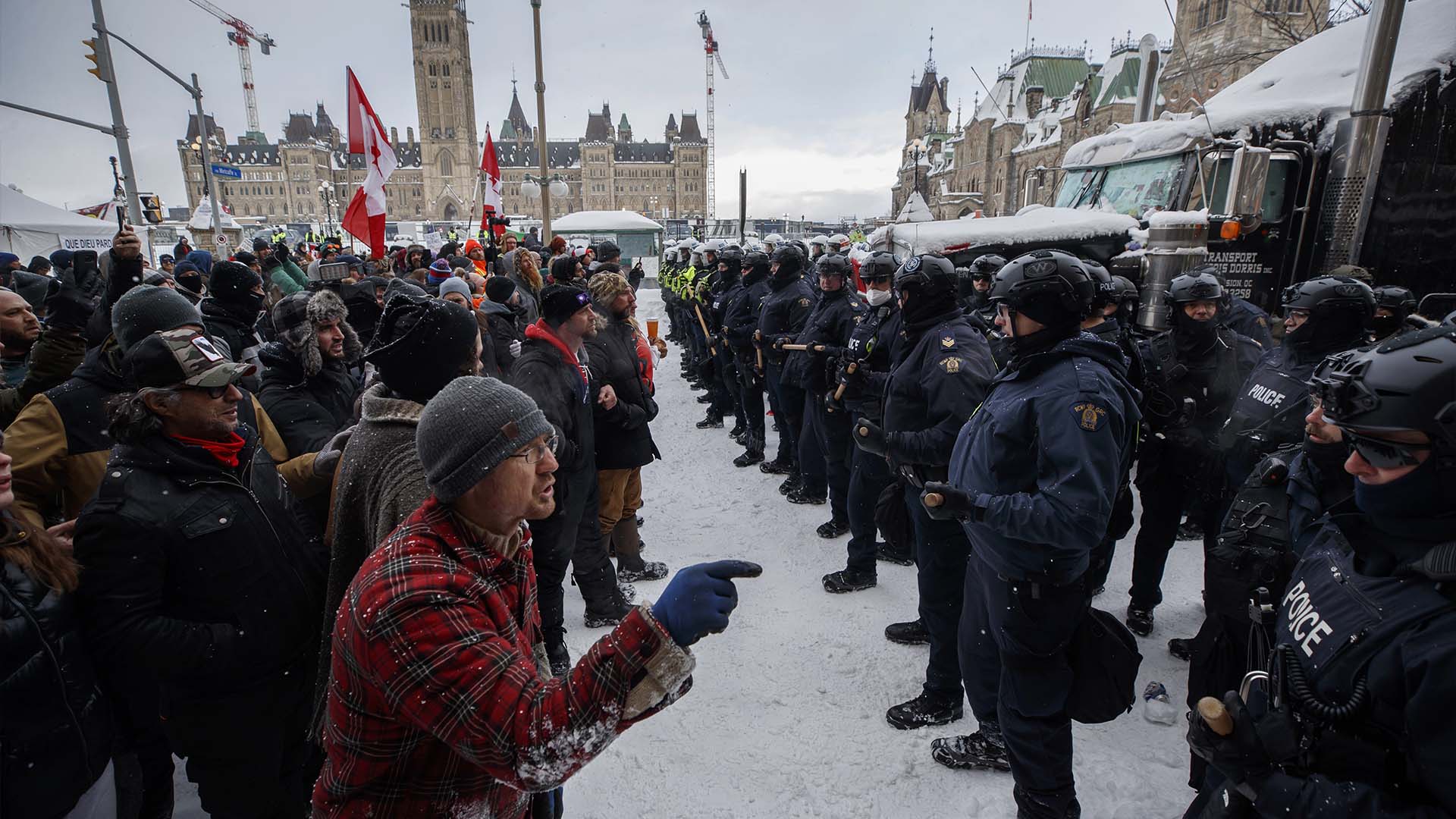 La police est intevenue pour libérer le centre-ville d'Ottawa, près de la Colline du Parlement, des manifestants après des semaines de manifestations, le 19 février 2022.