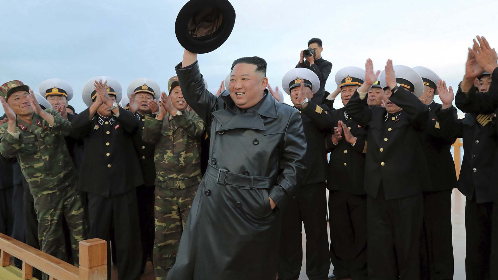 Cette photo fournie par le gouvernement nord-coréen montre le dirigeant nord-coréen Kim Jong Un lors d'une cérémonie d'ouverture de la serre de Ryonpho dans la province du Hamgyong du Sud, en Corée du Nord, le 10 octobre 2022.