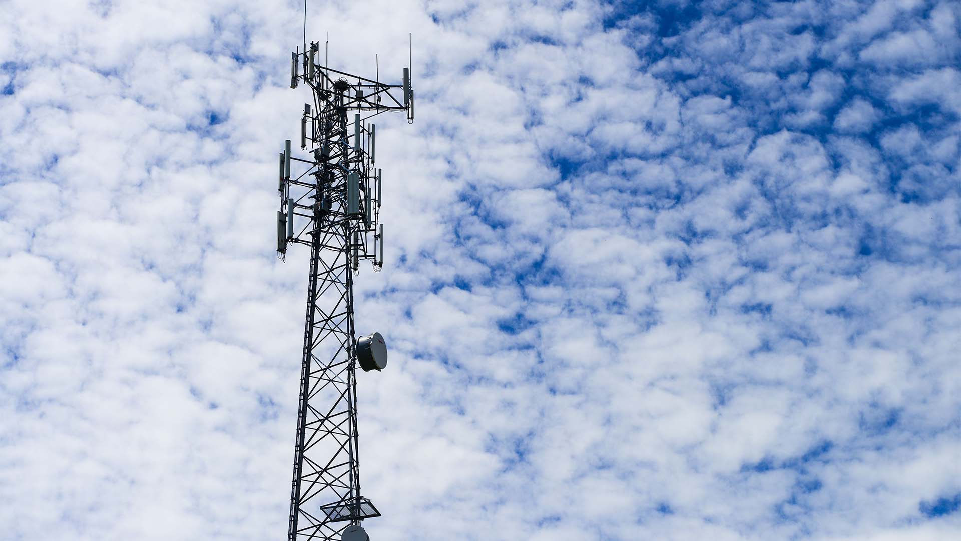 L’objectif sera d’analyser de «bout à bout» le réseau 5G, des antennes jusqu’aux interactions avec les applications sur les téléphones et l’internet mobile, pour voir où des gains d’économie d’énergie sont possibles grâce à des algorithmes, explique le chef du site d’Ericsson à Montréal, Paul Baptista.