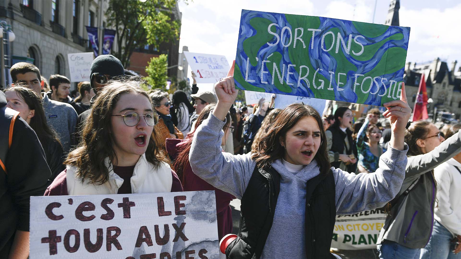 Des manifestants lors de la grève mondiale pour le climat organisée par Fridays for Future, à l'extérieur de la Colline du Parlement à Ottawa, le vendredi 23 septembre 2022.