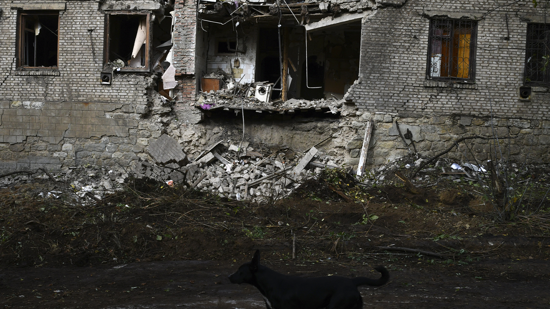 L'armée russe s'efforce de couper l'eau et l'électricité dans les zones peuplées en Ukraine..