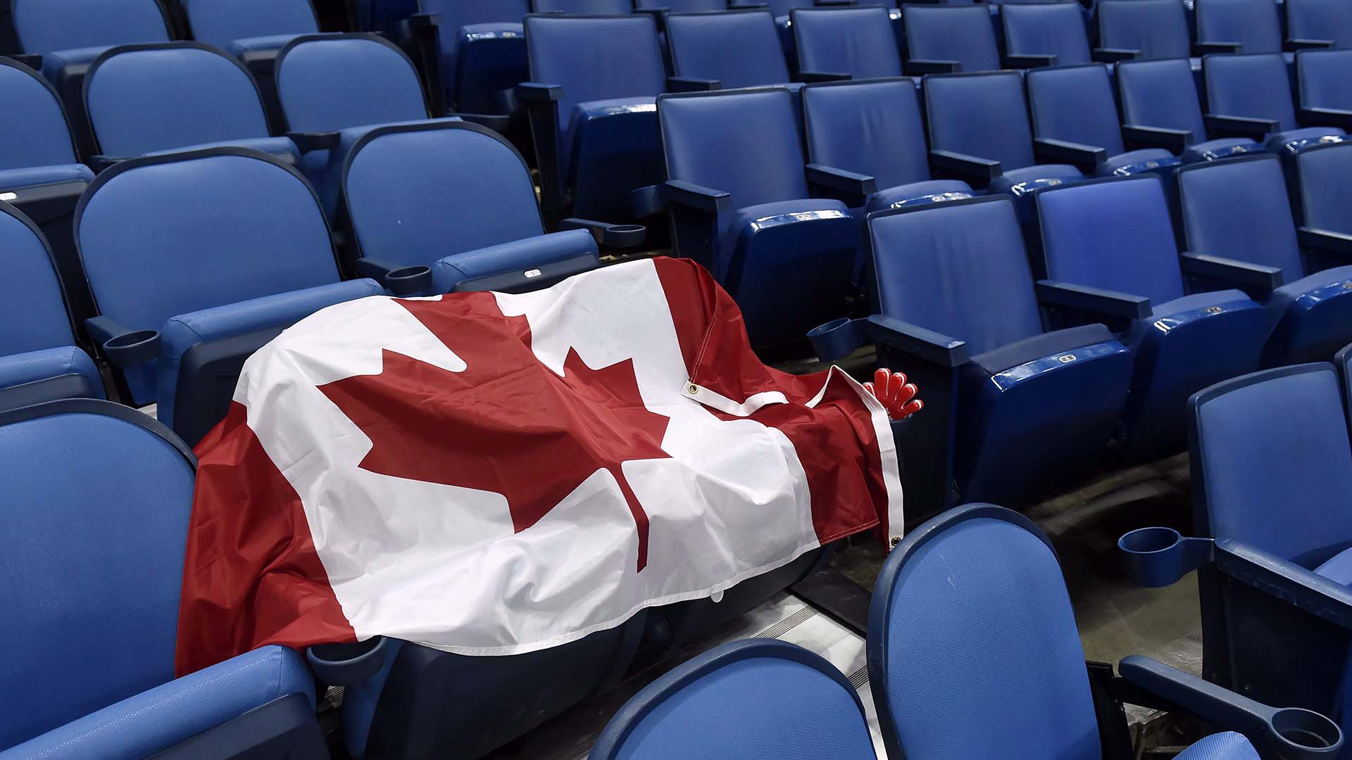 Une femme qui alléguait avoir été agressée sexuellement par huit joueurs de hockey junior canadiens a accepté d'abandonner une poursuite.