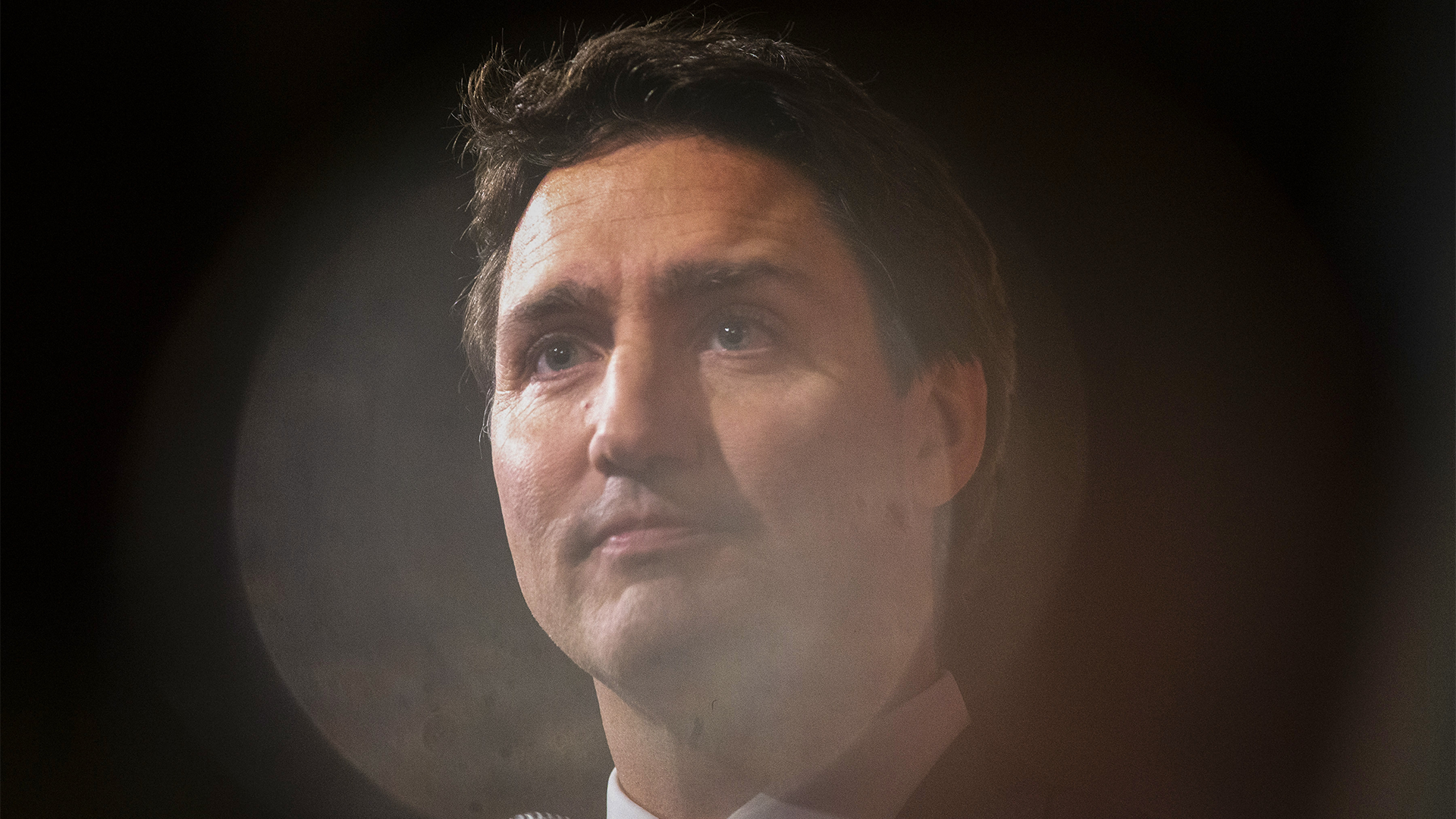 À l'aube d'un éventuel programme massif de régularisation à travers le Canada, des manifestants se sont présentés au bureau de circonscription de Montréal du premier ministre, Justin Trudeau.