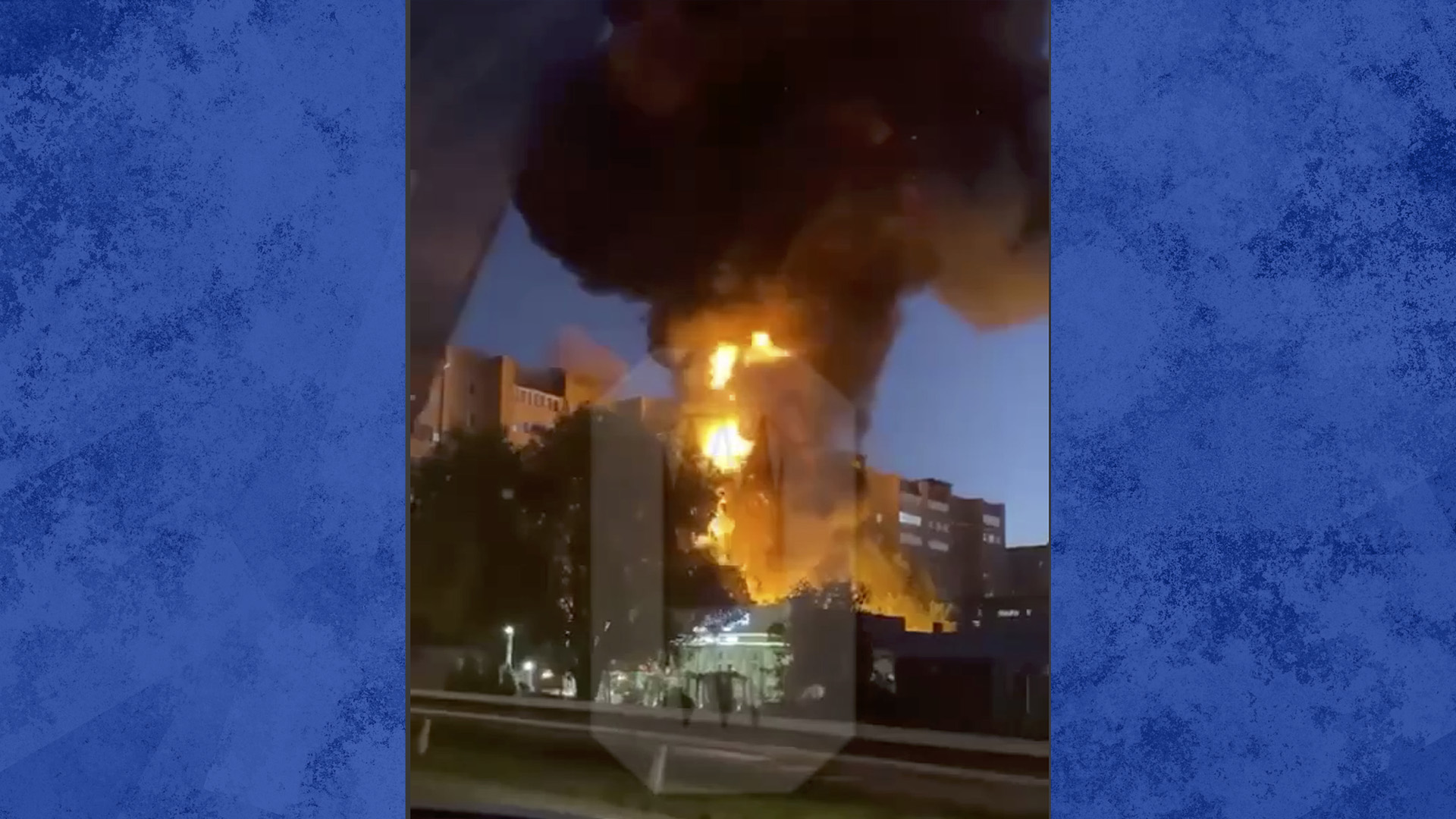 Sur cette photo prise à partir d'une vidéo publiée par OSTOROZHNO NOVOSTI, des flammes et de la fumée s'élèvent du lieu où un avion de guerre s'est écrasé sur une zone résidentielle à Ieïesk, en Russie, le17 octobre 2022.