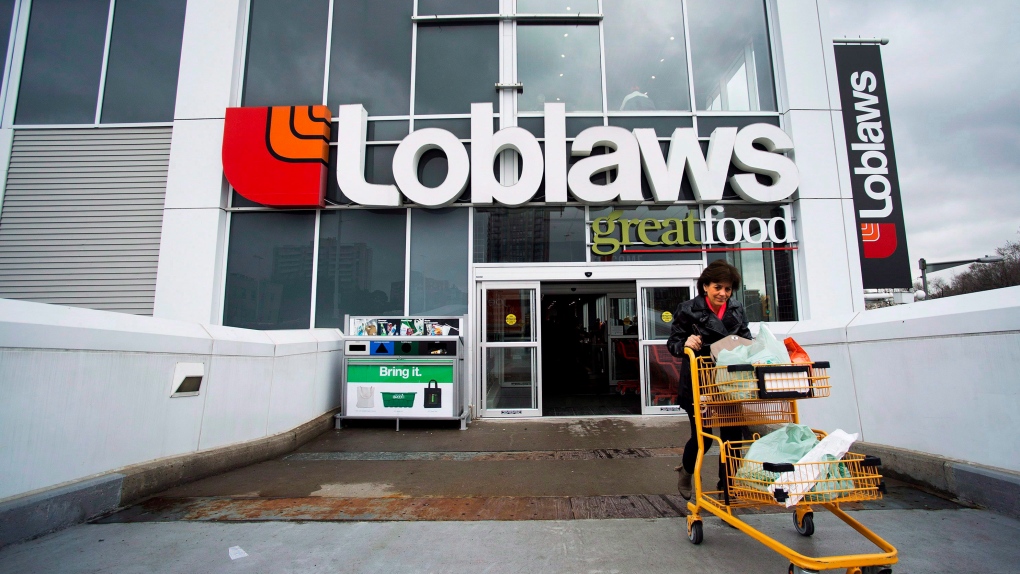 Les experts estiment que la décision de Loblaw de geler ses prix est en grande partie une tactique de relations publiques alors que les Canadiens et les politiciens accusent les géants de l'épicerie de profiter de la hausse des prix.