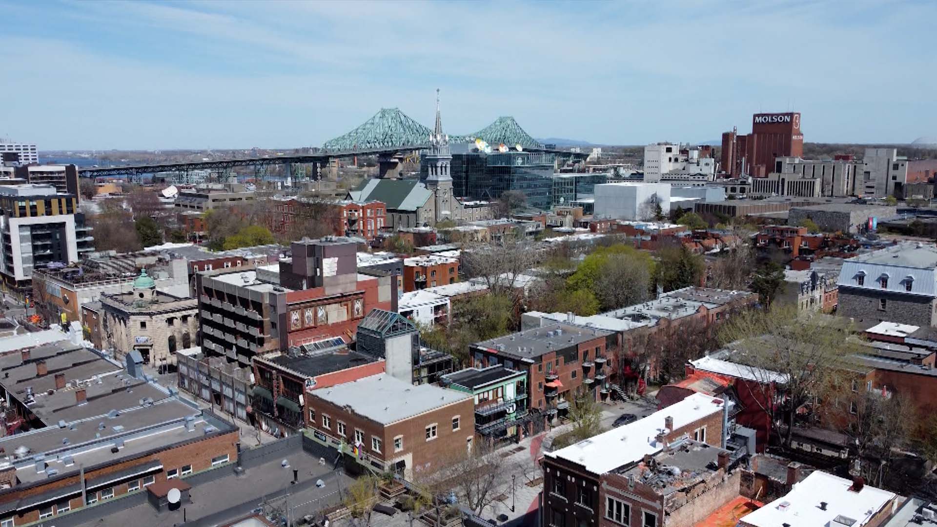 Pour la grande région de Montréal, la SCHL constate que la construction a diminué au premier semestre de 2022, mais que le rythme des mises en chantier d’habitation est demeuré élevé par rapport aux années précédentes.
