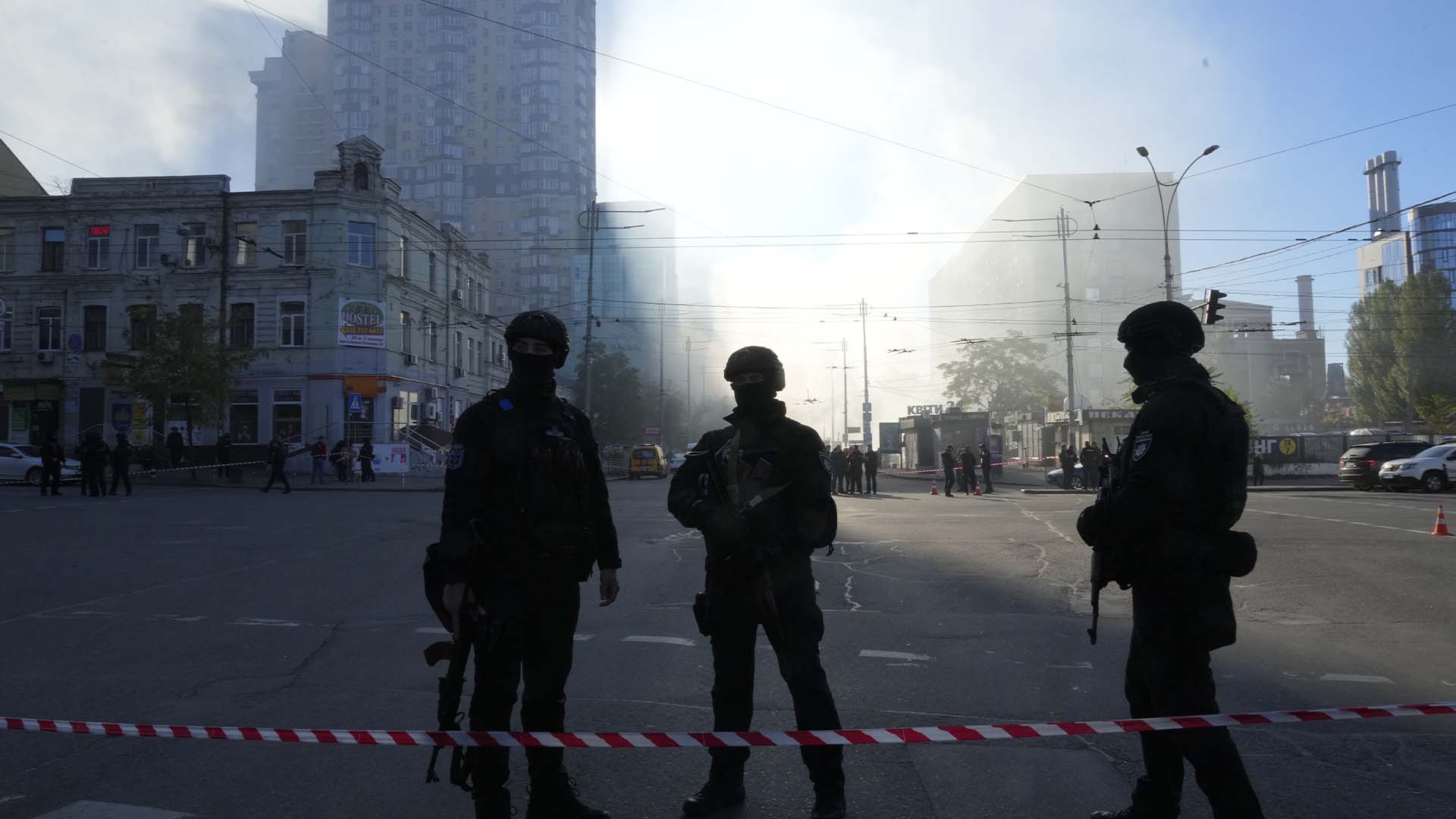 La police bloque une place après qu'un drone a tiré sur des bâtiments à Kyiv, en Ukraine, le lundi 17 octobre 2022