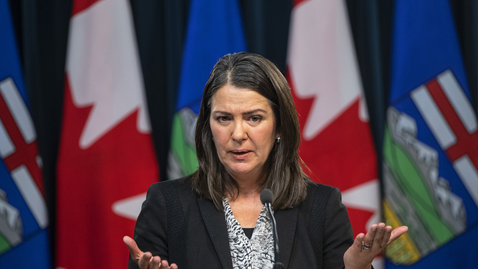 La première ministre de l'Alberta, Danielle Smith, tient sa première conférence de presse à Edmonton, le mardi 11 octobre 2022. La première ministre de l'Alberta, Danielle Smith, dit qu'elle s'excuse pour ce qu'elle appelle « des commentaires mal informés sur l'invasion de l'Ukraine par la Russie ».