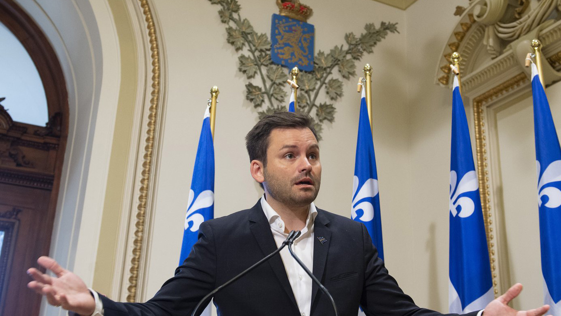 Le chef nouvellement élu du Parti québécois, Paul St-Pierre Plamondon, répond aux questions des journalistes alors qu'il assiste à sa première réunion du caucus, le mercredi 14 octobre 2020 à l'Assemblée législative de Québec.