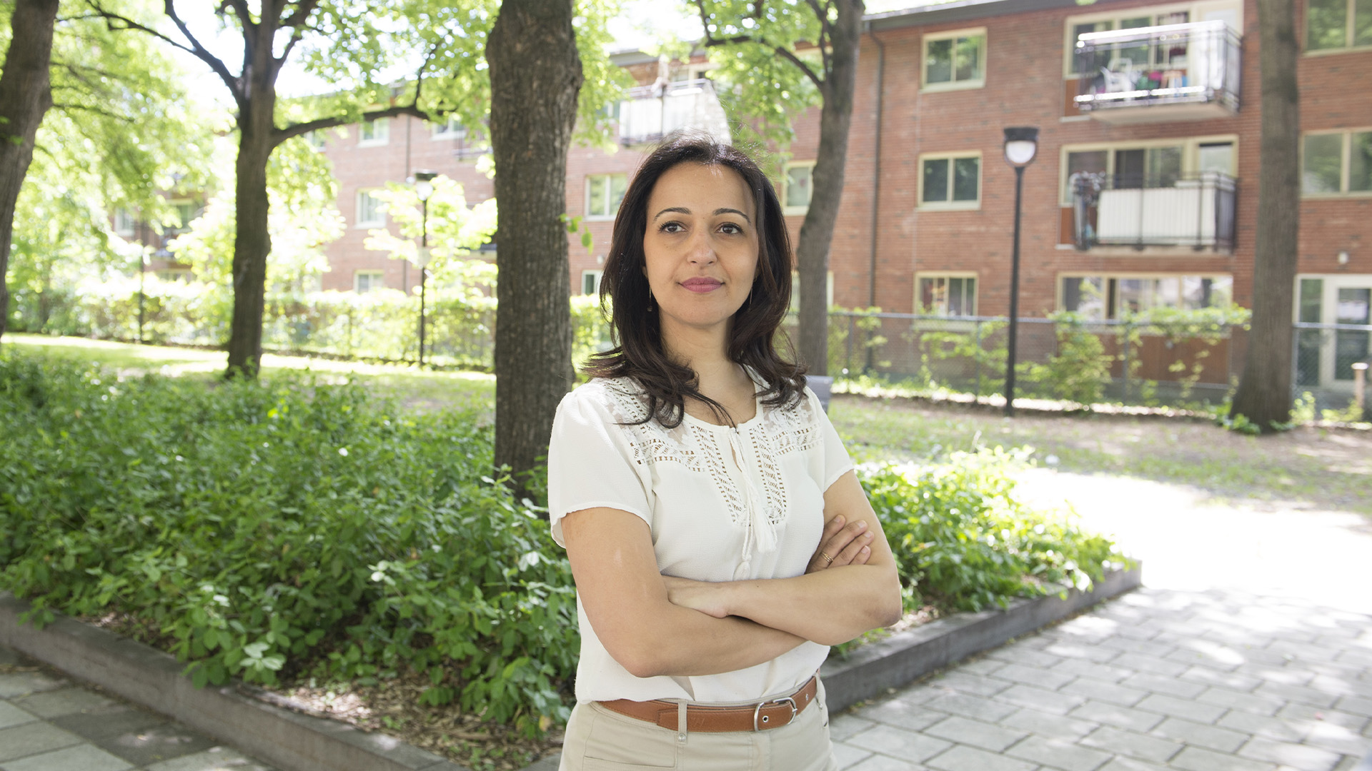 La députée québécoise solidaire Ruba Ghazal pose dans un parc de la ville de Montréal, le samedi 30 mai 2020.