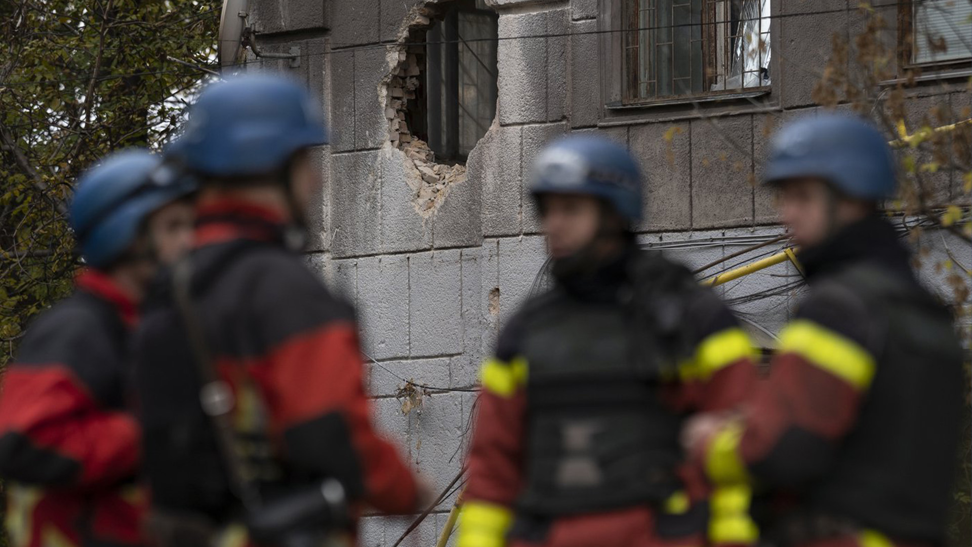 Des pompiers ukrainiens examinent un bâtiment endommagé à Zaporijjia.