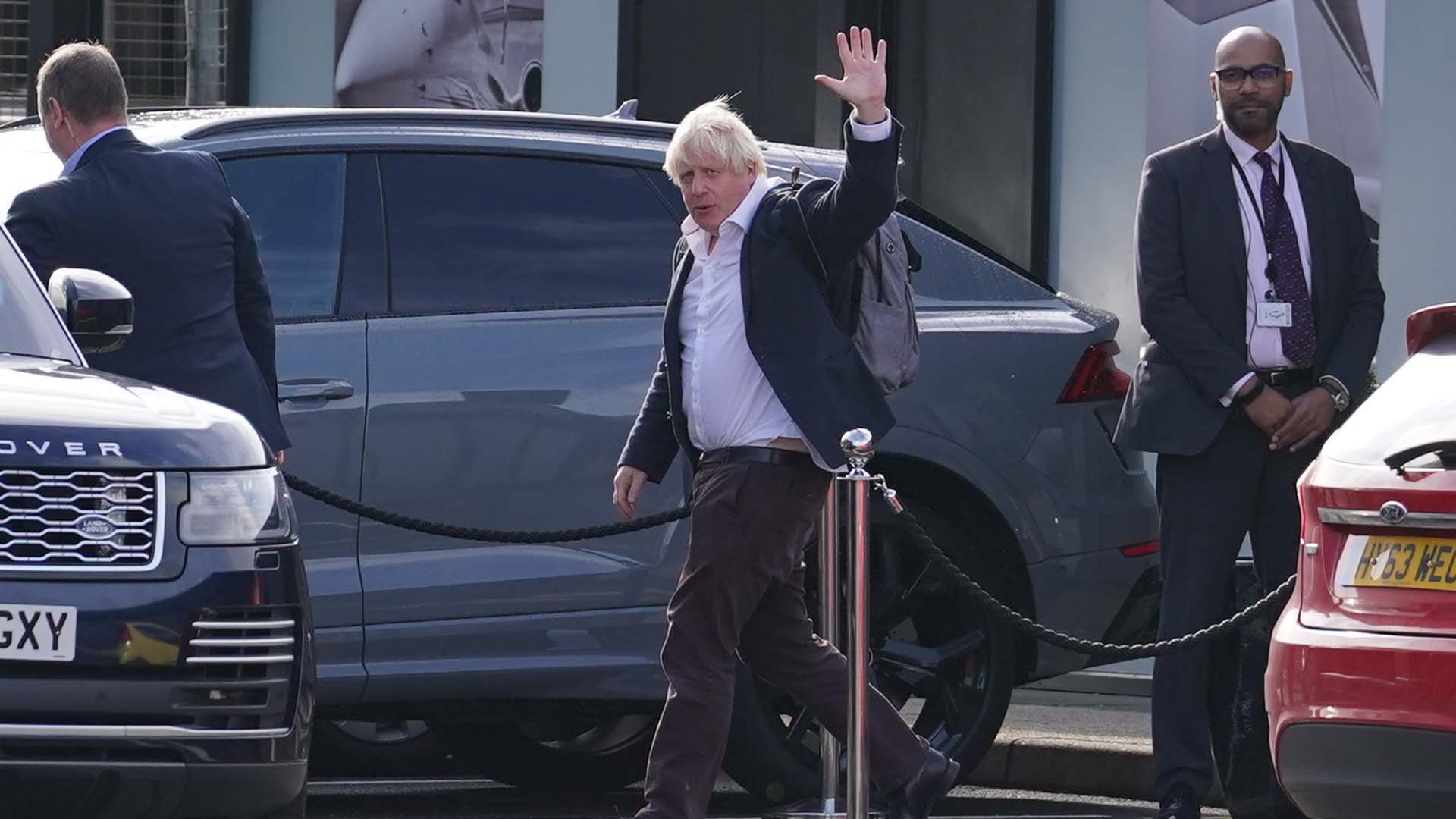 L'ancien premier ministre Boris Johnson arrive à l'aéroport de Gatwick à Londres, après avoir pris un vol en provenance des Caraïbes, suite à la démission de Liz Truss, le 22 octobre 2022.