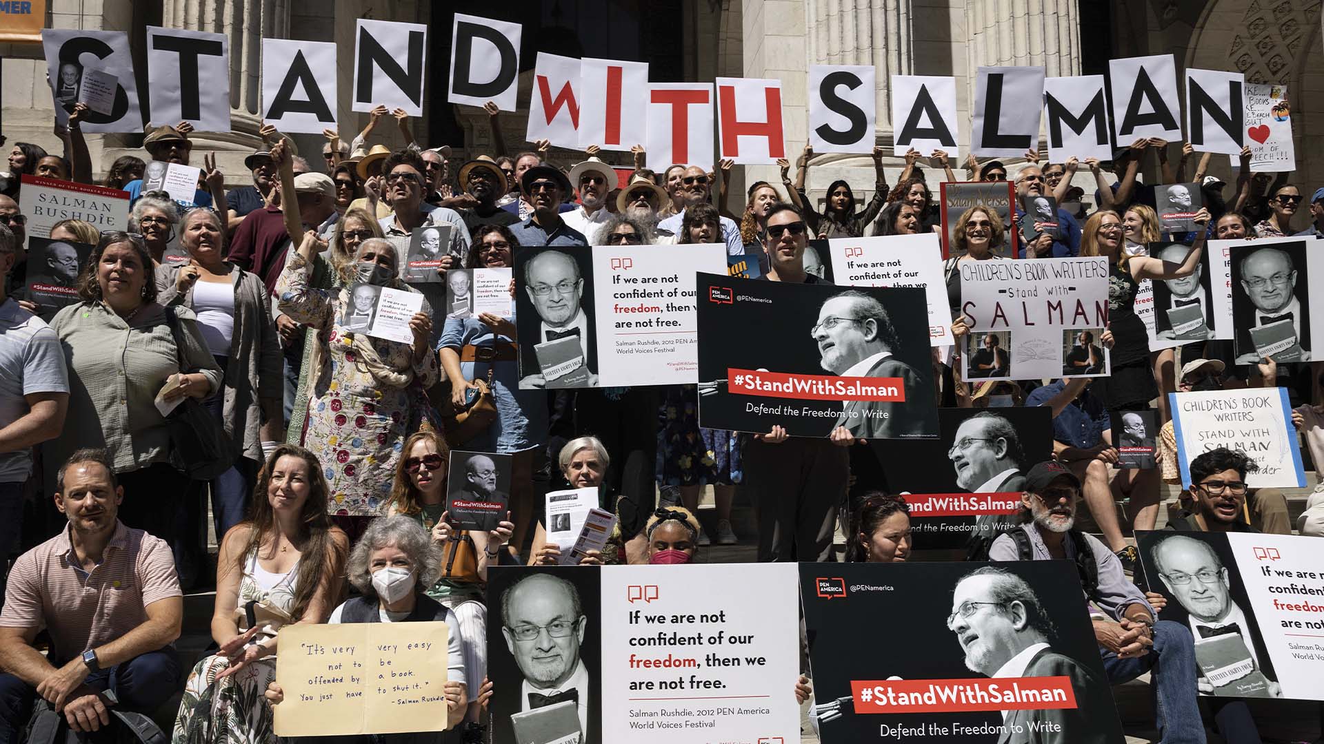 Un groupe d'écrivains et de sympathisants se sont rassemblé en solidarité avec Salman Rushdie devant la bibliothèque publique de New York, le 19 août 2022, à New York.