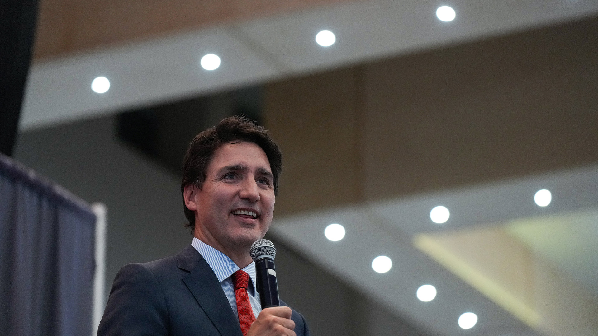 Le premier ministre Justin Trudeau a commencé à s'en prendre à M. Poilievre en suggérant que le chef conservateur serait venu si la Tribune de la presse lui avait dit qu'ils «occupaient» le lieu, une référence à son soutien à la manifestation du «Convoi de la liberté».
