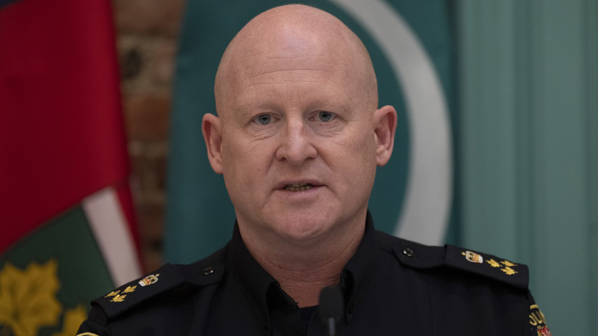 Le chef par intérim du Service de police d'Ottawa, Steve Bell, prend la parole lors d'une conférence de presse, le jeudi 28 avril 2022 à Ottawa.